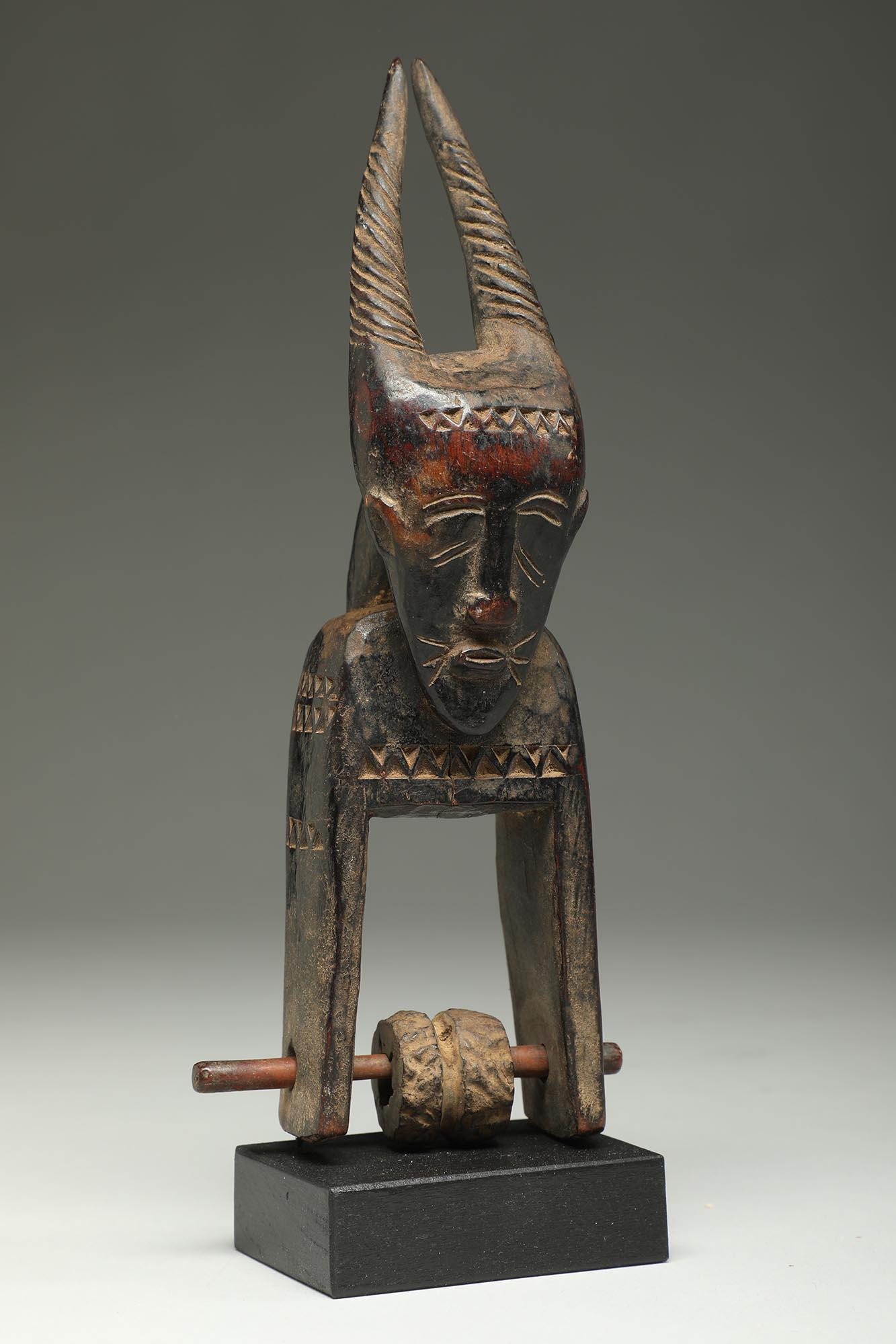 Baule antílope-humano de madera vieja tejiendo polea de telar de lizos. Desde Costa de Marfil, África

Está en buen estado, con desgaste, pulido y erosión por el uso tradicional, adecuados a su edad, uso y medio. Rozaduras y mellas aquí y allá. 
