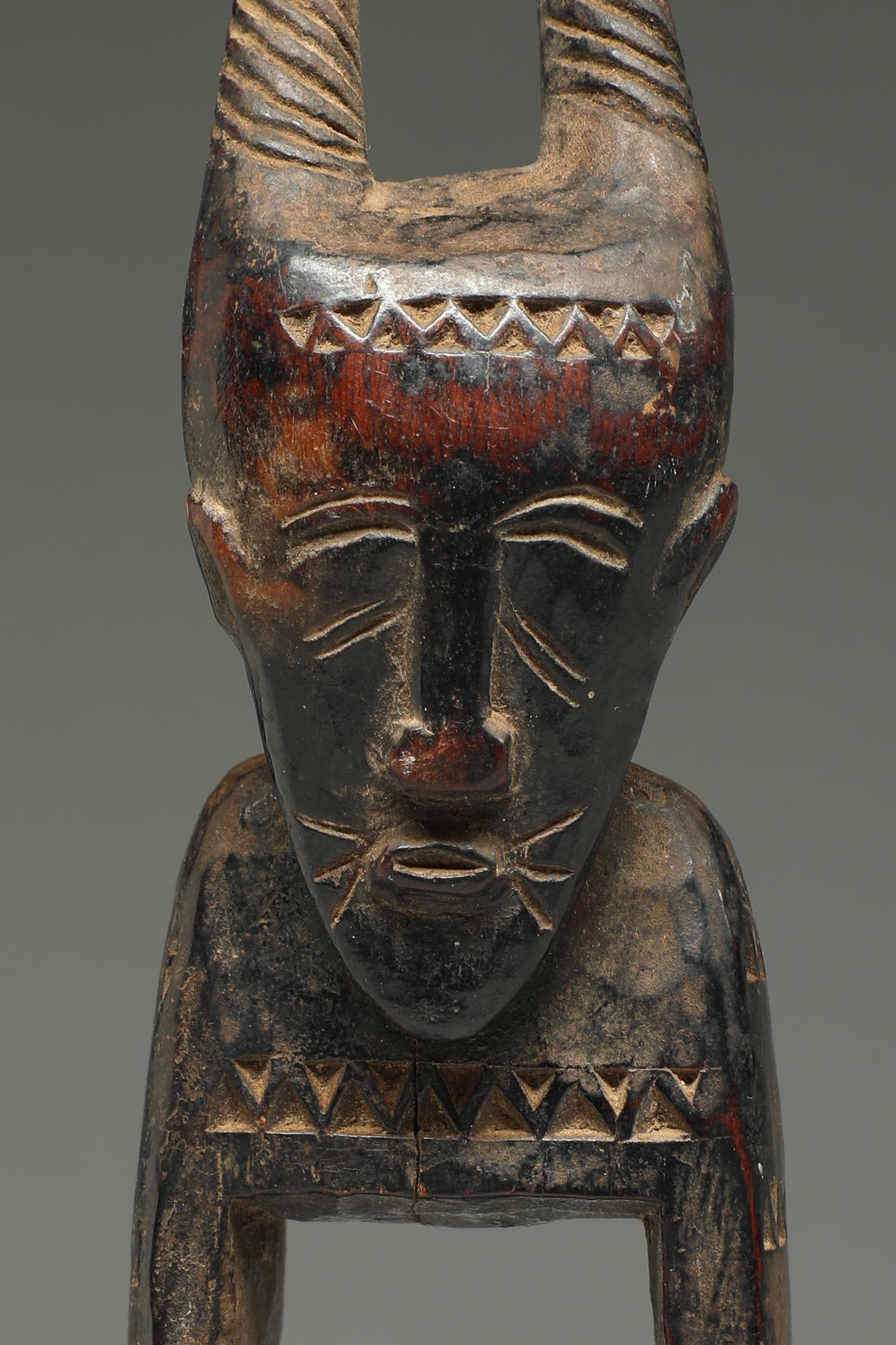 Baule Antílope Humano Madera Vieja Telar de lizos Polea Costa de Marfil África Marfileño en venta