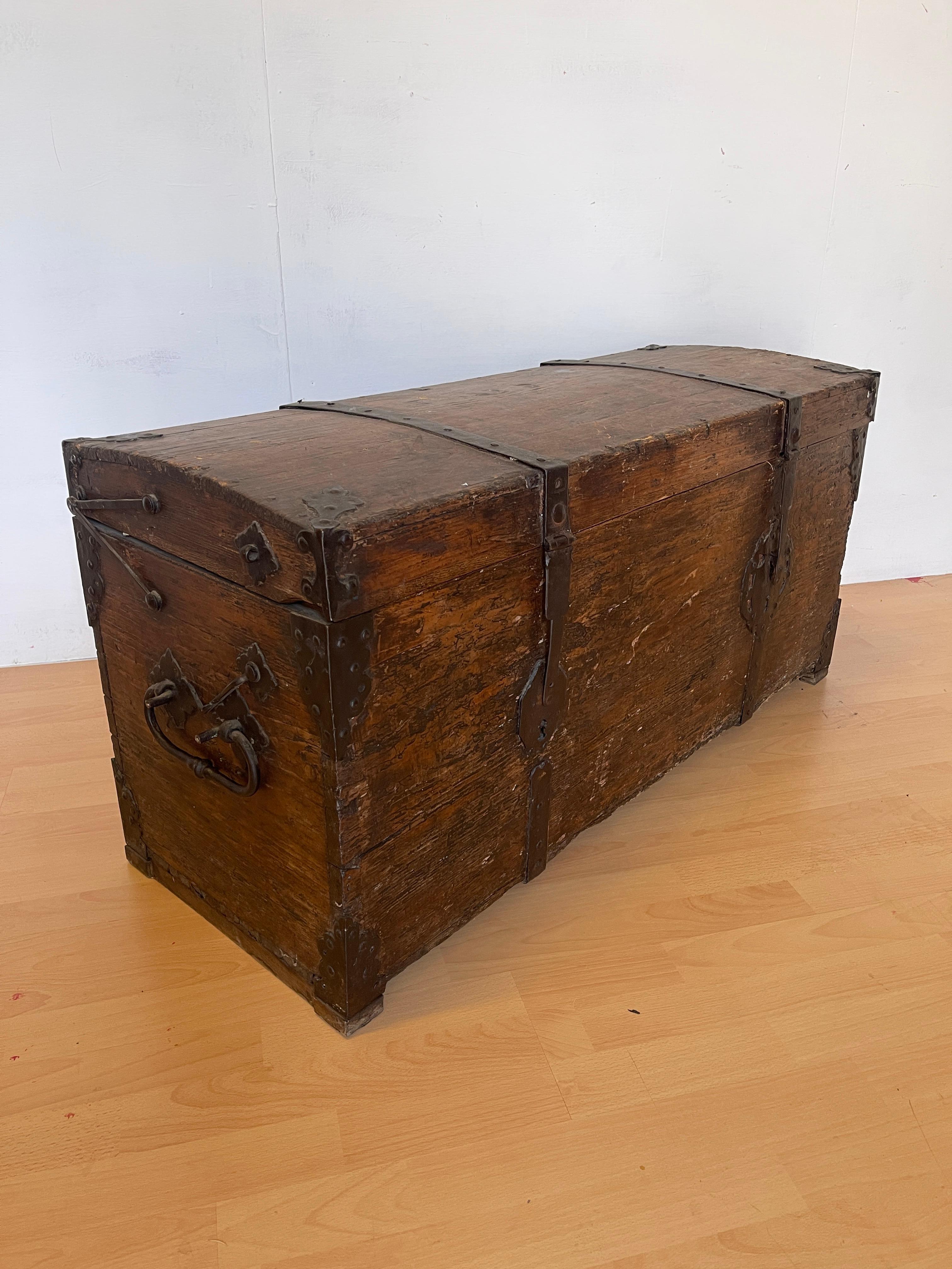 Antike Truhe aus Massivholz im mittelalterlichen Stil mit schmiedeeisernen Einsätzen im Angebot 3