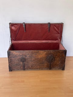 Baule antico in legno massello in stile medievale con inserti in ferro battuto