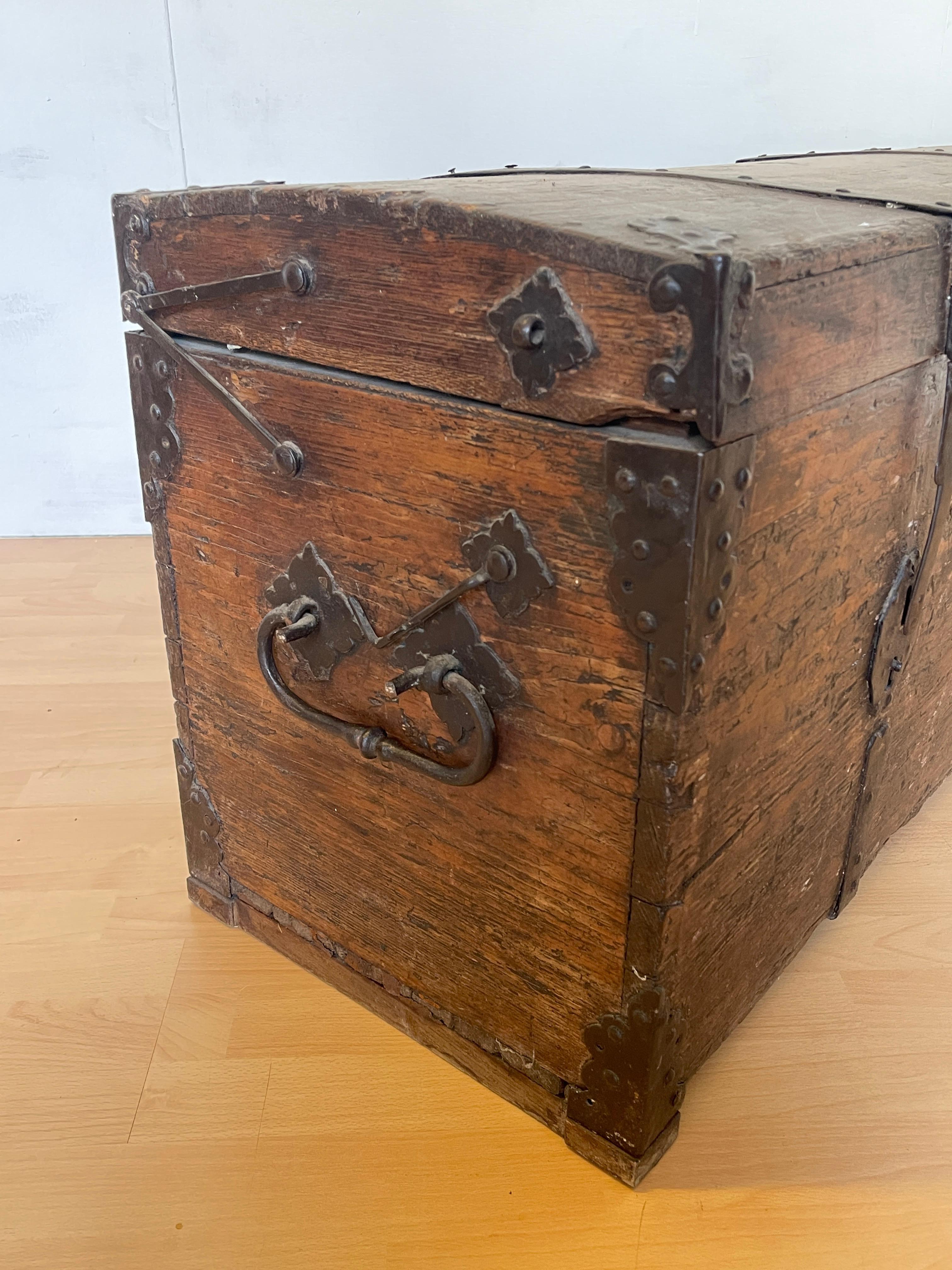 Antike Truhe aus Massivholz im mittelalterlichen Stil mit schmiedeeisernen Einsätzen (Italian) im Angebot