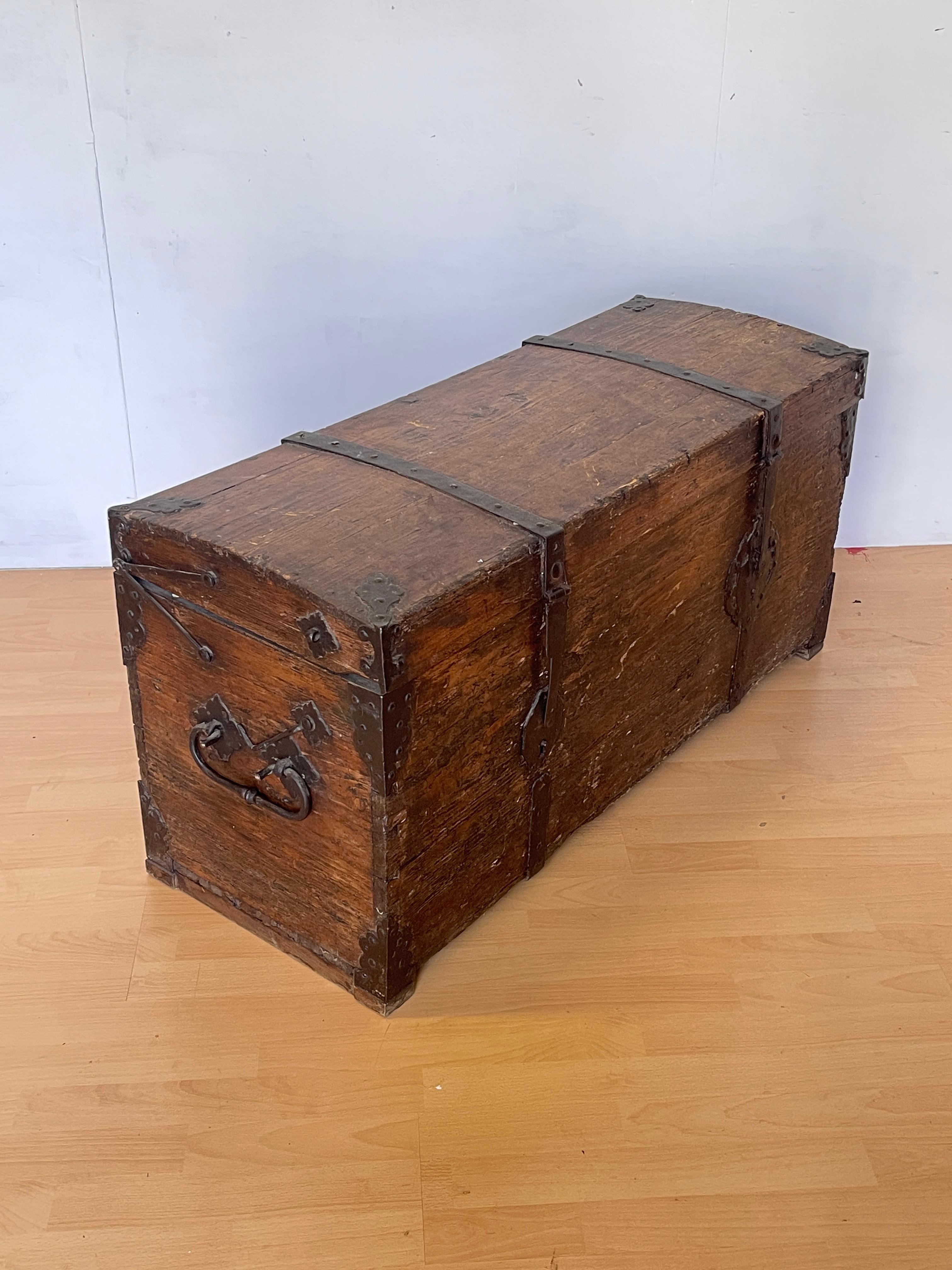Antike Truhe aus Massivholz im mittelalterlichen Stil mit schmiedeeisernen Einsätzen (Handgefertigt) im Angebot