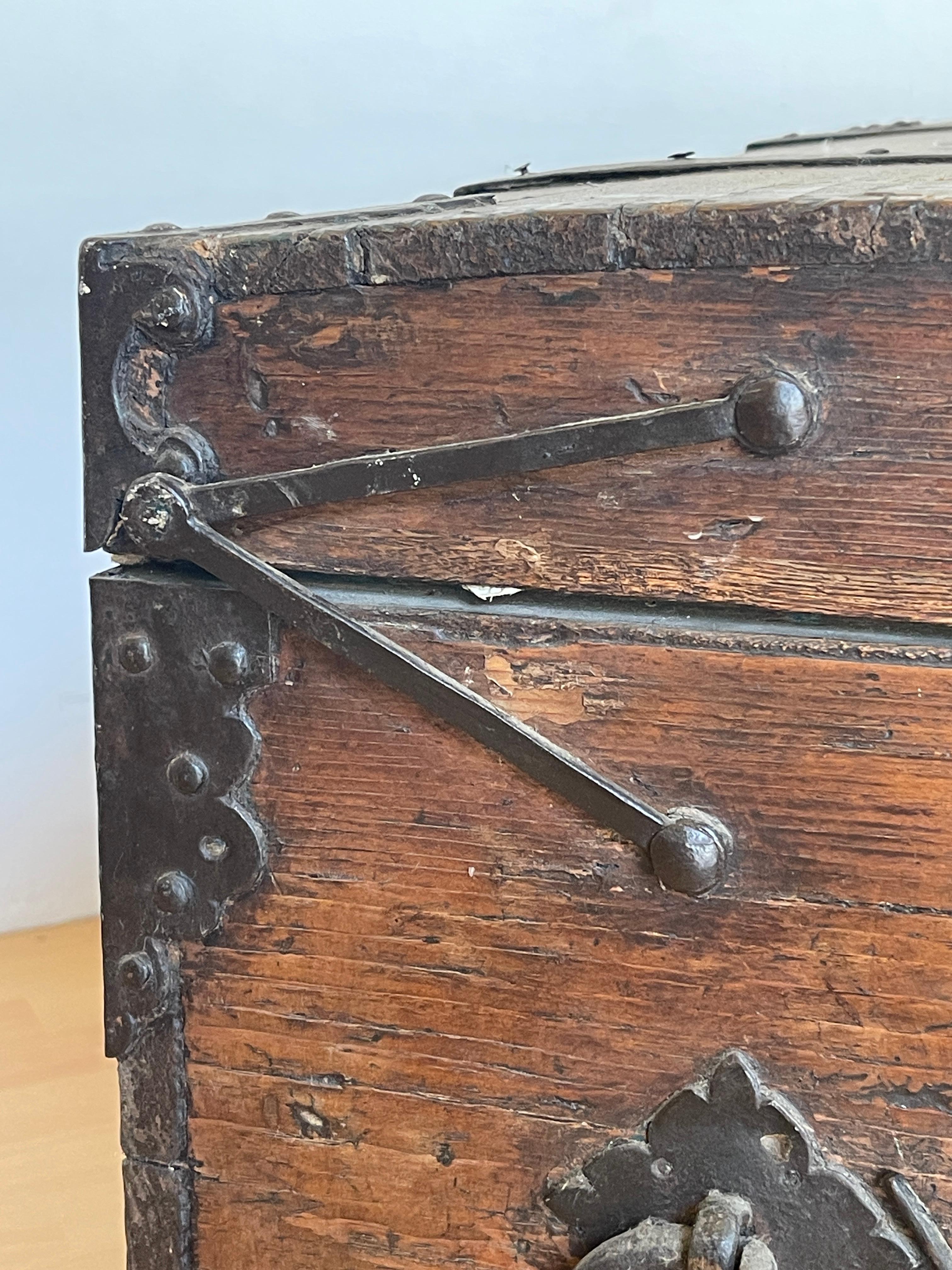 Antike Truhe aus Massivholz im mittelalterlichen Stil mit schmiedeeisernen Einsätzen (20th Century) im Angebot