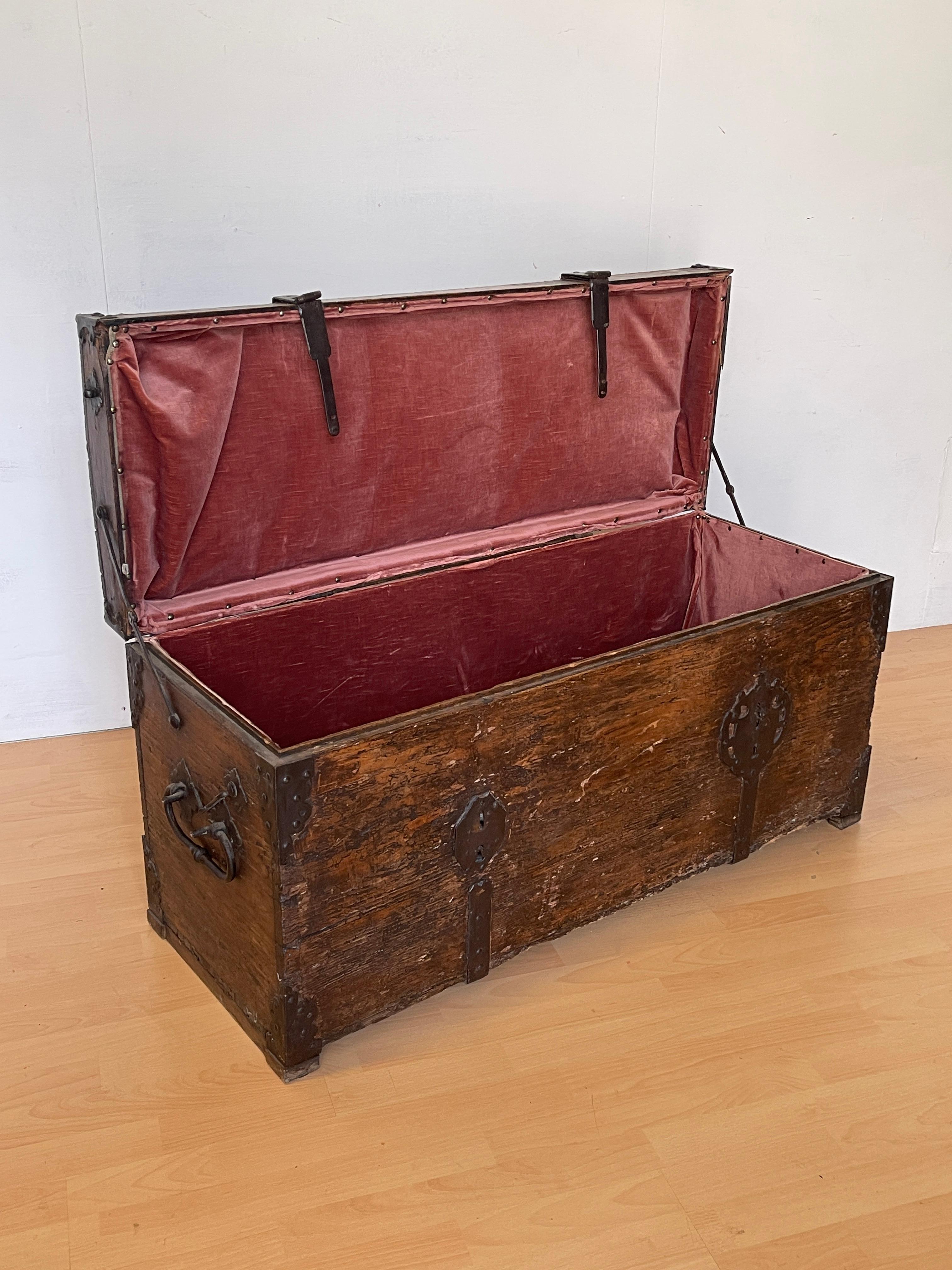Antike Truhe aus Massivholz im mittelalterlichen Stil mit schmiedeeisernen Einsätzen im Angebot 2