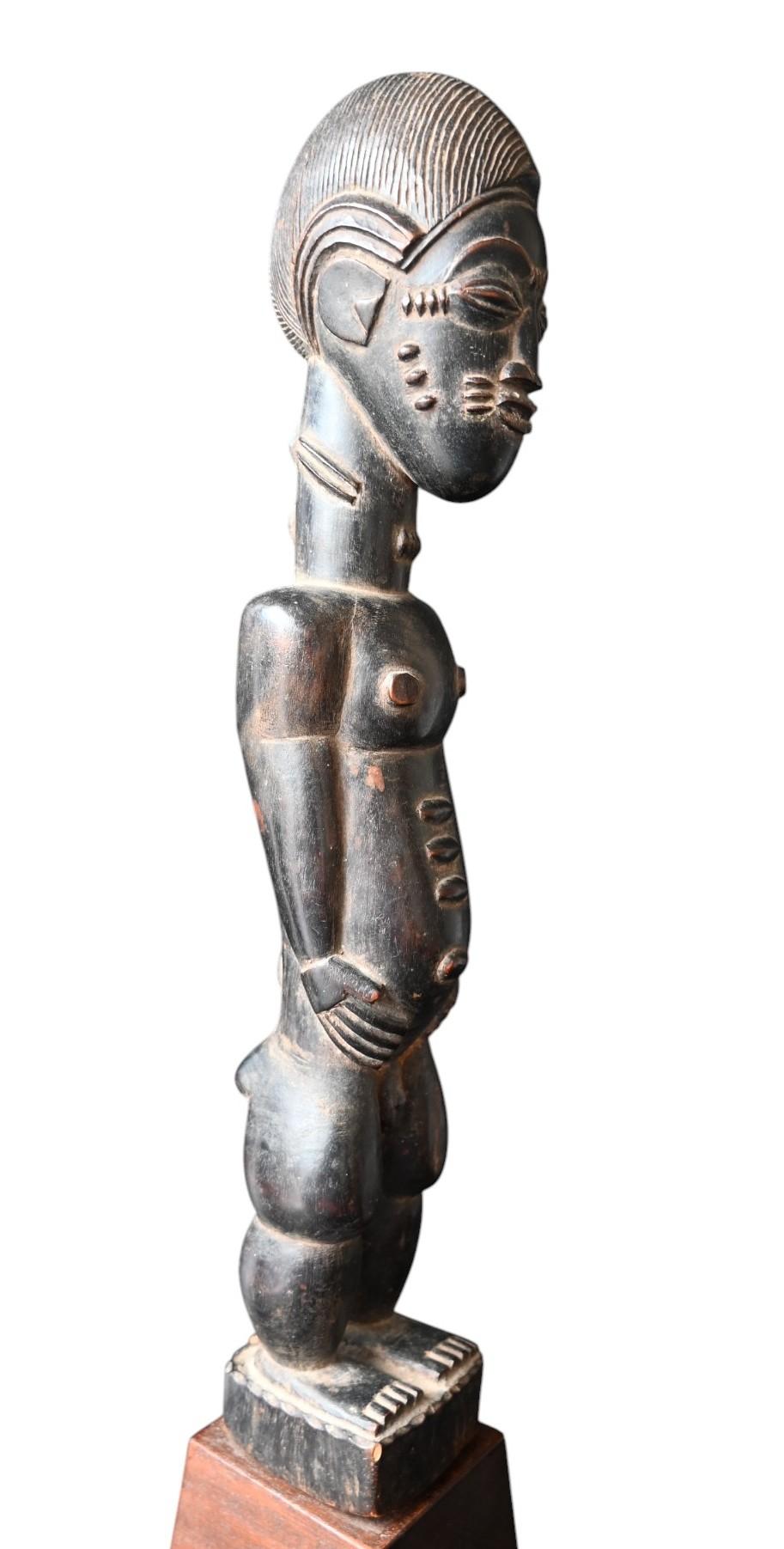 Baule “Blolo Bian” Statue – Côte d’Ivoire, Early 20th Century
Height: 39 cm  Material: Wood with dark, aged patina  Provenance: Piasa, Paris, June 20, 2008

This elegant male figure, carved by the Baule people of Côte d’Ivoire, represents a “Blolo