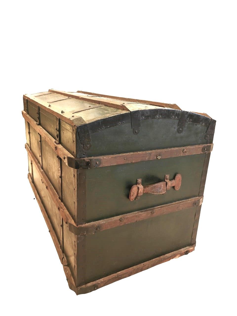 Early 20th Century Baule da viaggio del Novecento in legno cuoio e ferro in vendita