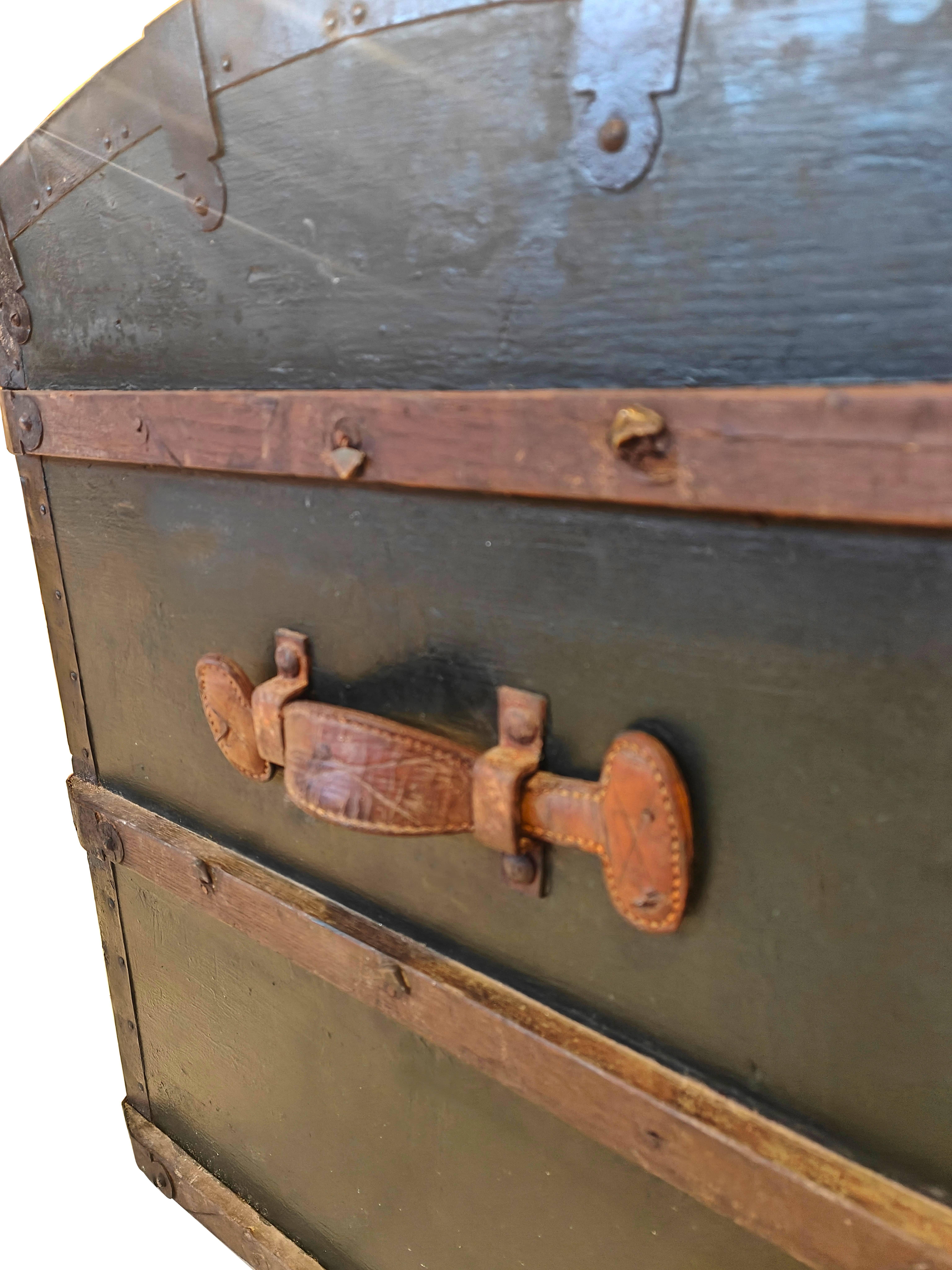 Ottone Baule da viaggio del Novecento in legno cuoio e ferro in vendita