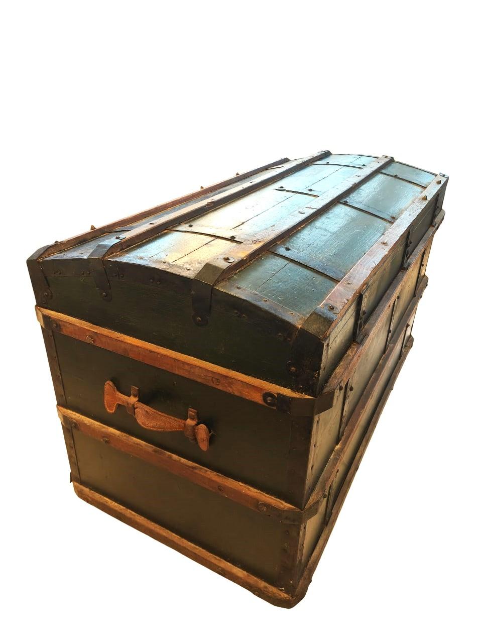 Baule da viaggio del Novecento in legno cuoio e ferro in vendita 1