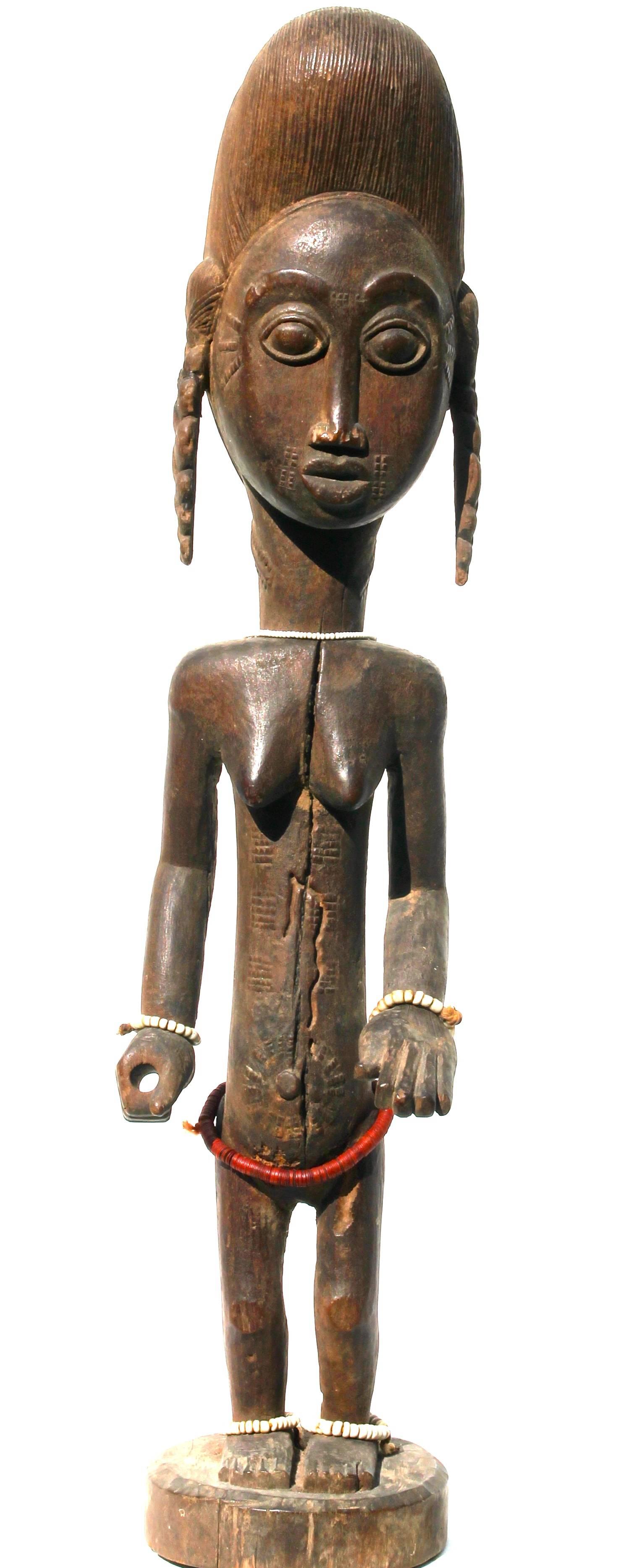 Une belle figure féminine baoulé. Provenance : The Alexander S. Honig collection of African Art, 18 mai 1993, Lot : 78, Sotheby's New York.