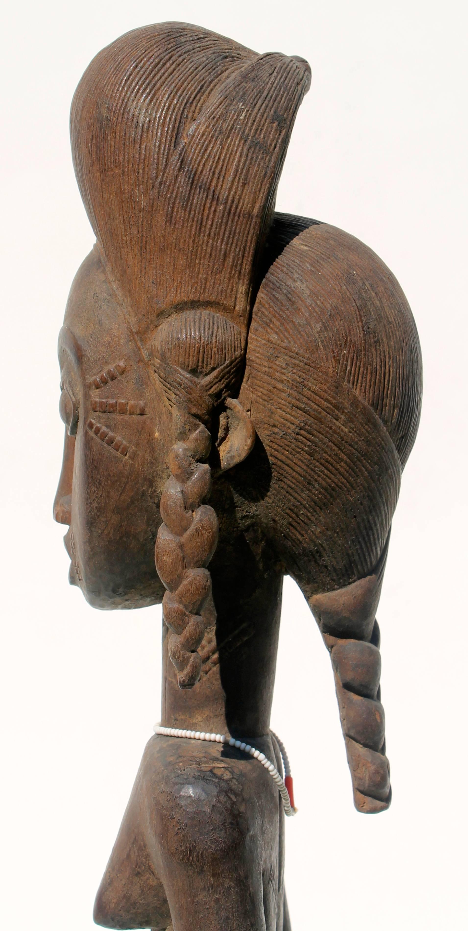 Sculpté Figure féminine en bois sculpté Baule, sculpture africaine, provenance de Sotheby's en vente