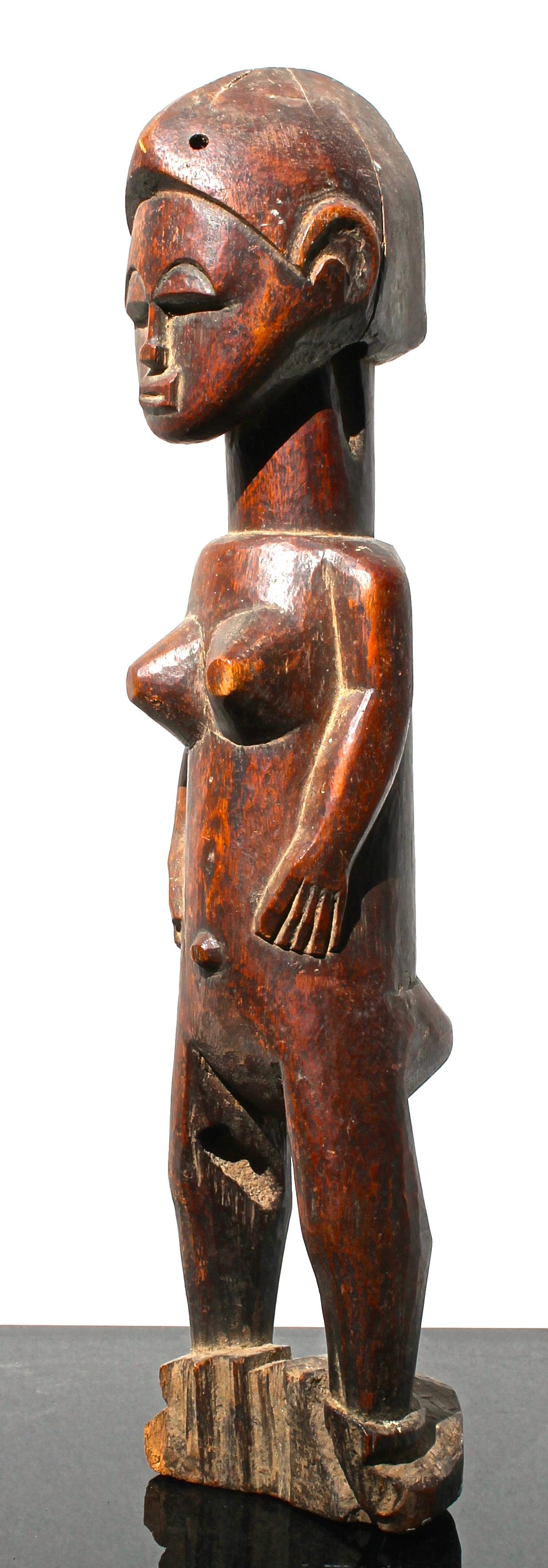 Tribal Sculpture africaine - Figure féminine en forme de Baule en vente