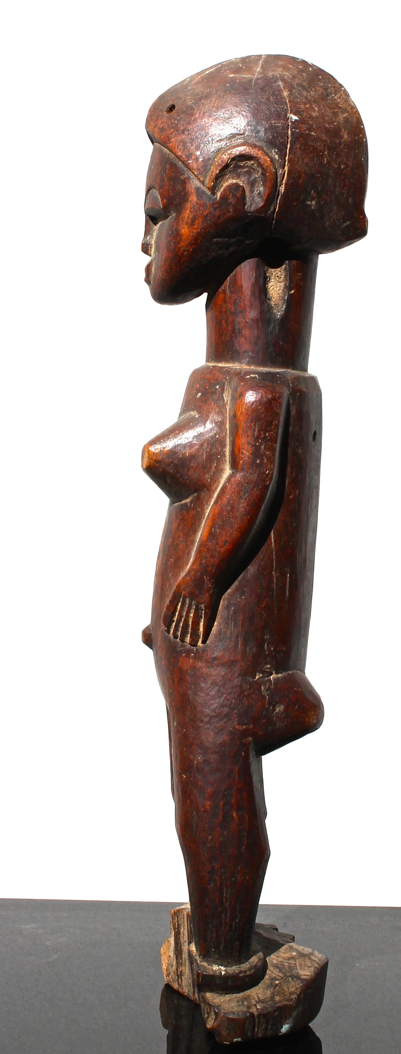 Ghanéen Sculpture africaine - Figure féminine en forme de Baule en vente