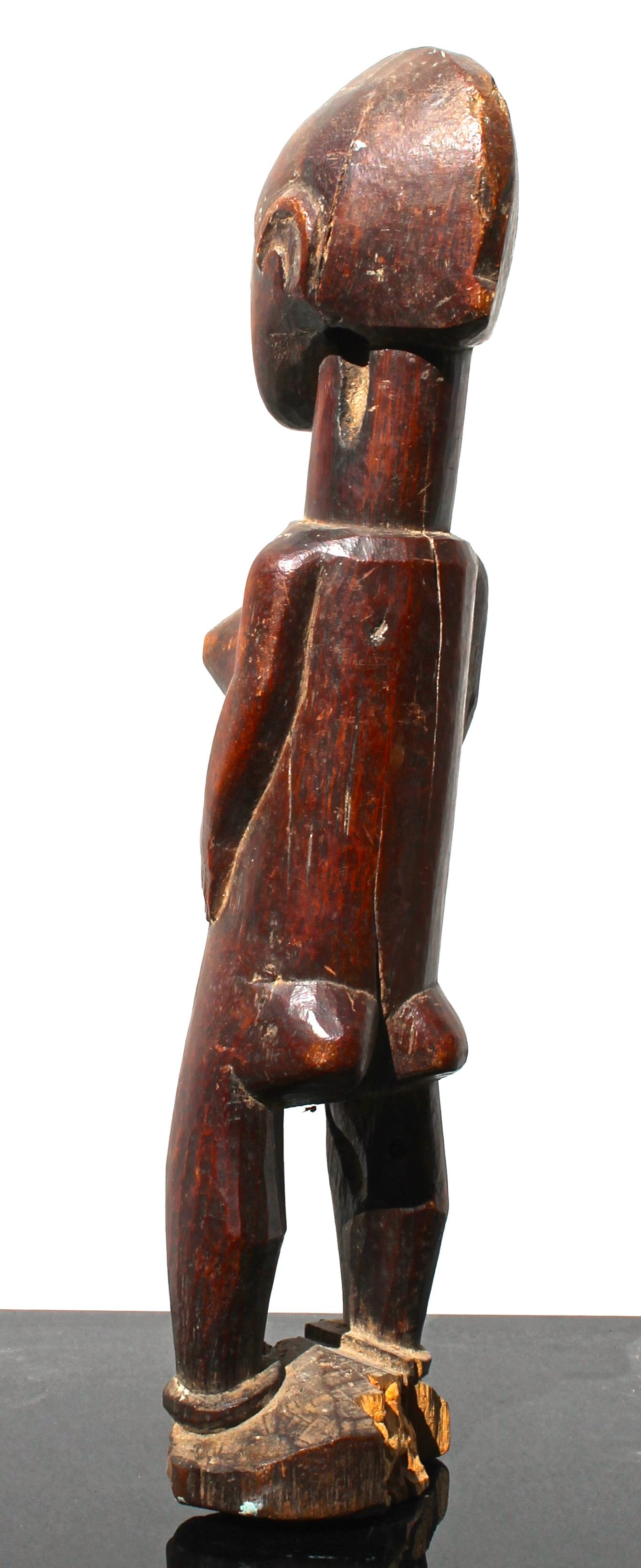 Sculpté Sculpture africaine - Figure féminine en forme de Baule en vente