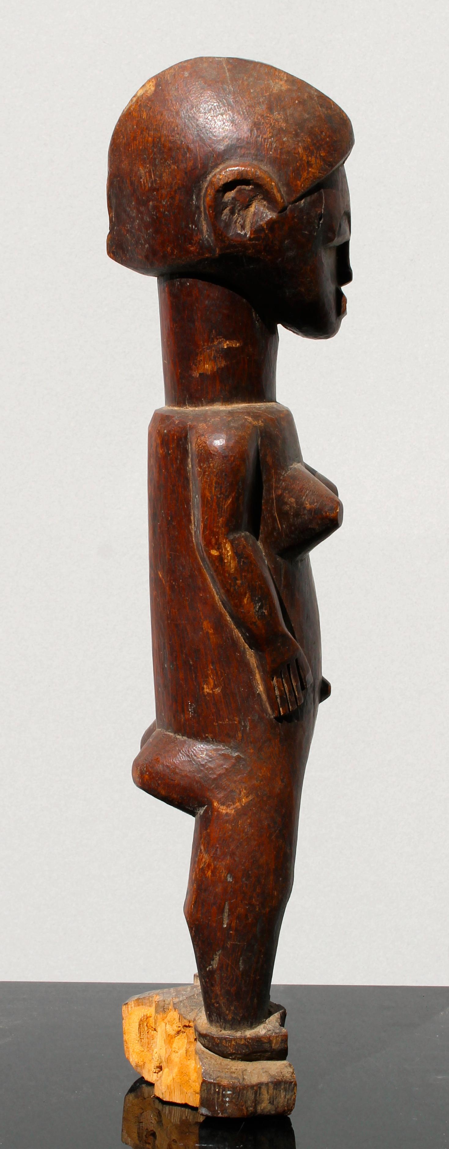 Bois Sculpture africaine - Figure féminine en forme de Baule en vente