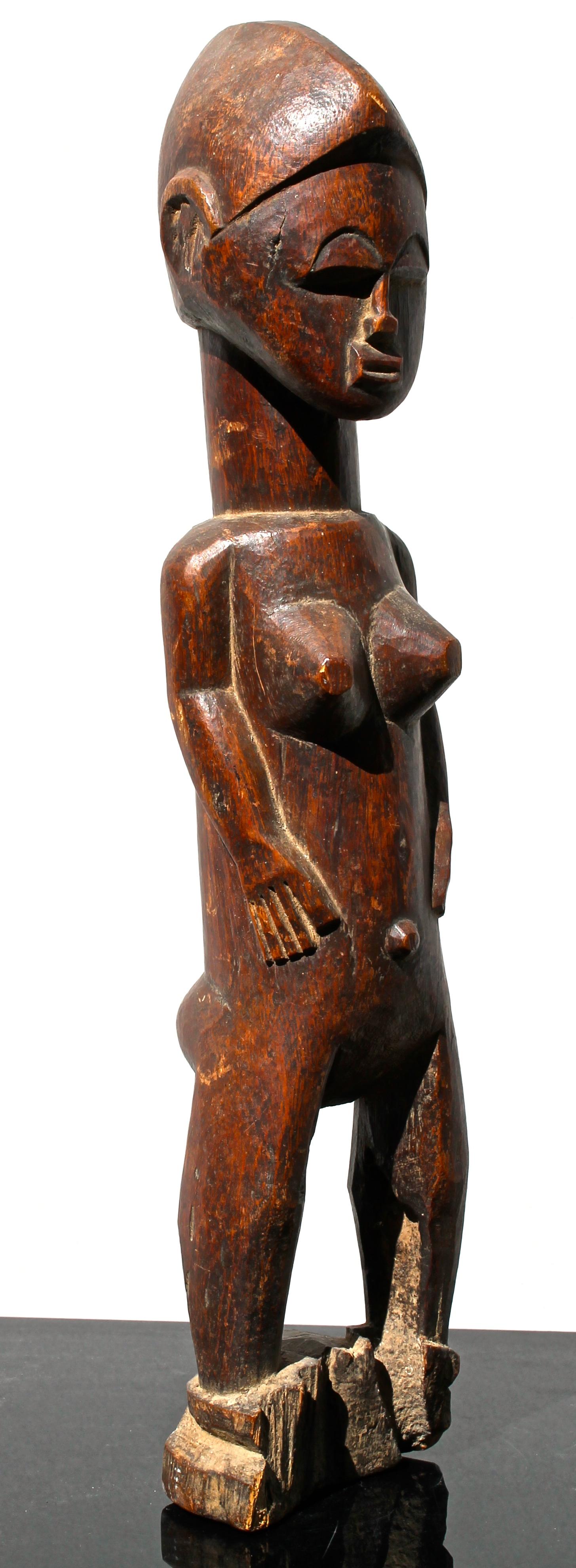 Baule Female Figure African Sculpture In Good Condition For Sale In Sharon, CT