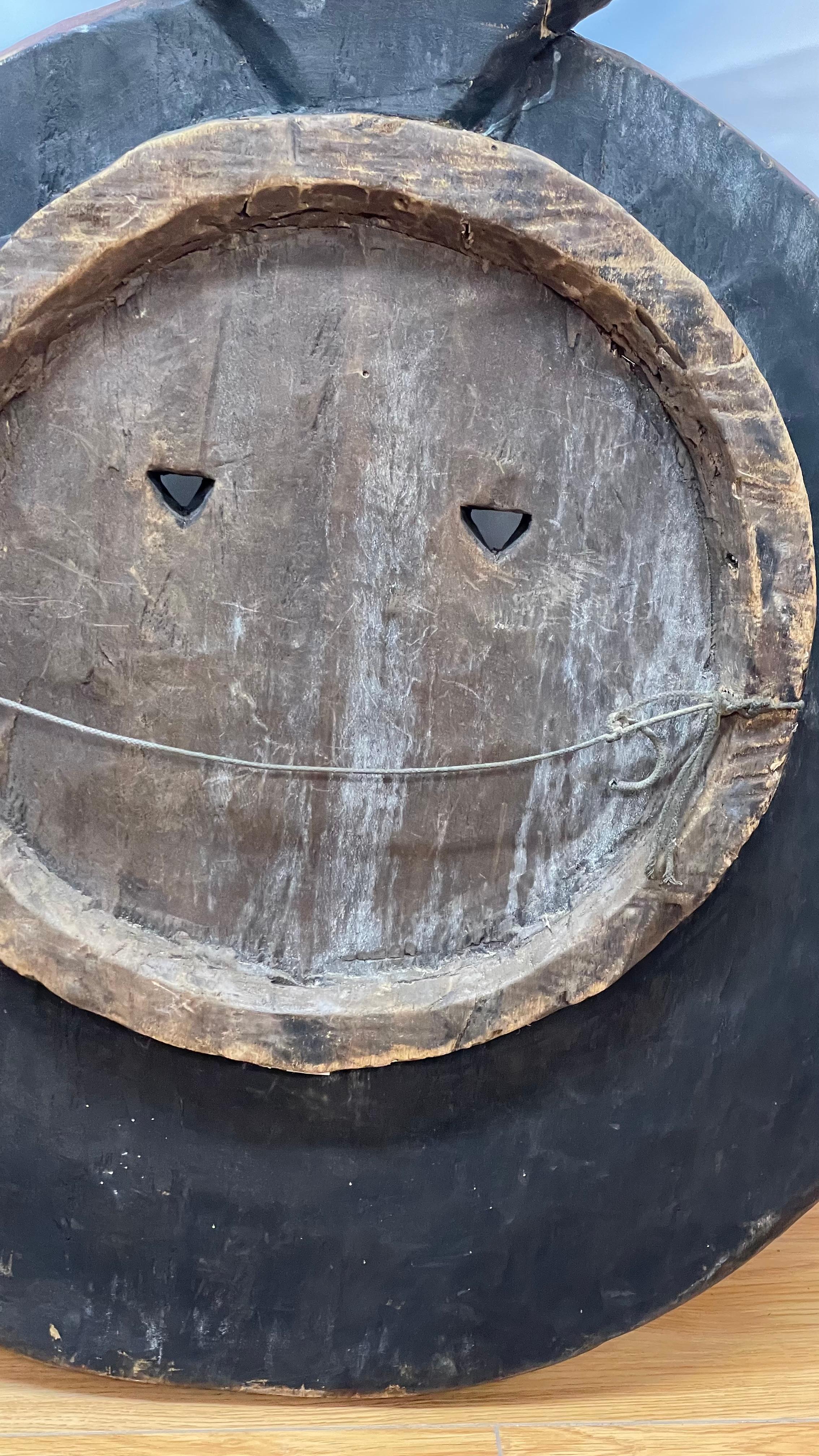 Baule-Goli-Maske geschnitzt und bemalt, Mitte des Jahrhunderts  (Holz) im Angebot