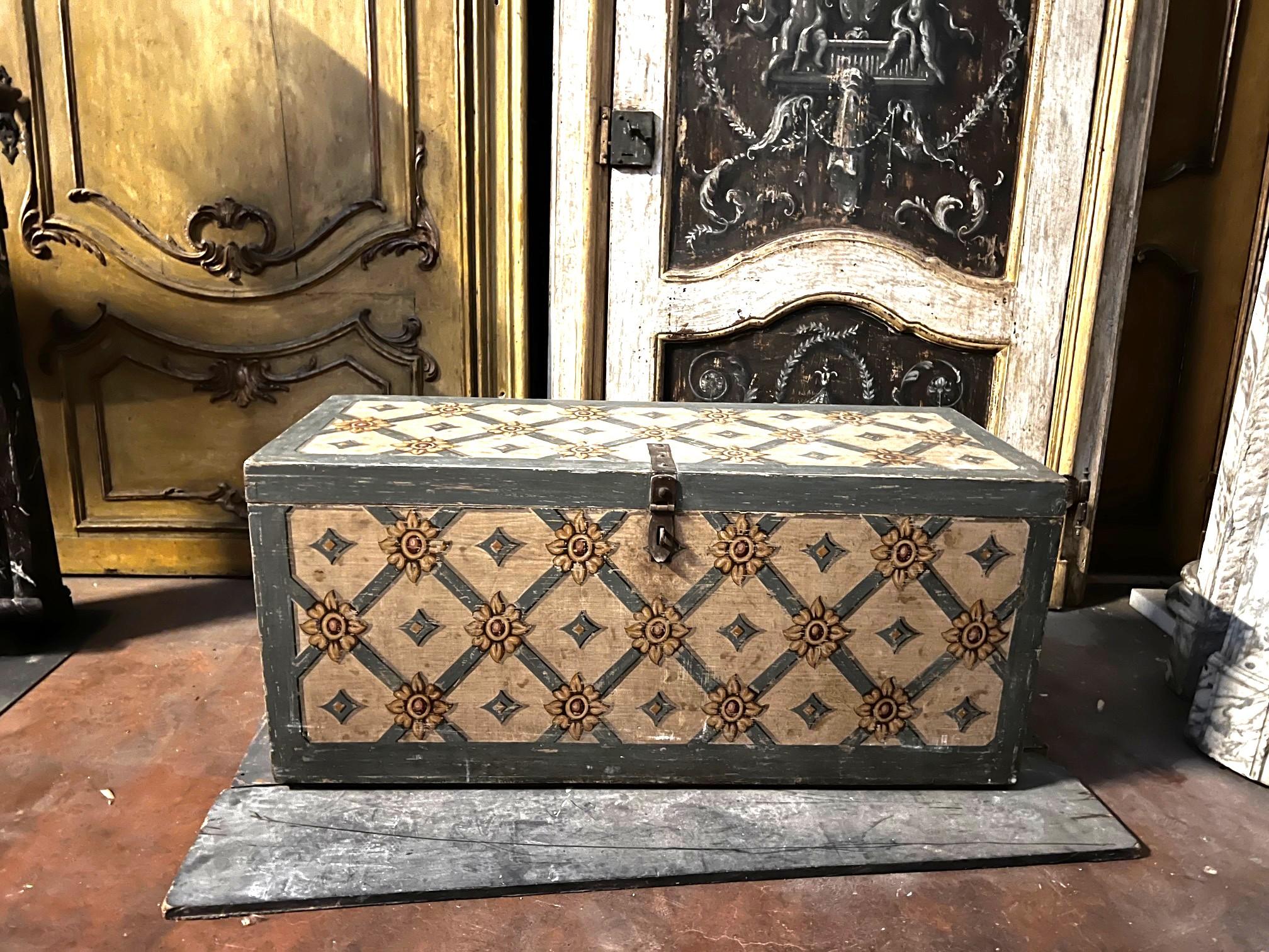 Antico baule dipinto e laccato a mano, originale di epoca '800, di provenienza Toscana (Italia), era il baule porta dote del matrimonio, ora utilizzabile come contenitore, porta tv o mobiletto.
Misura w 120 x d 50 x h 54 cm