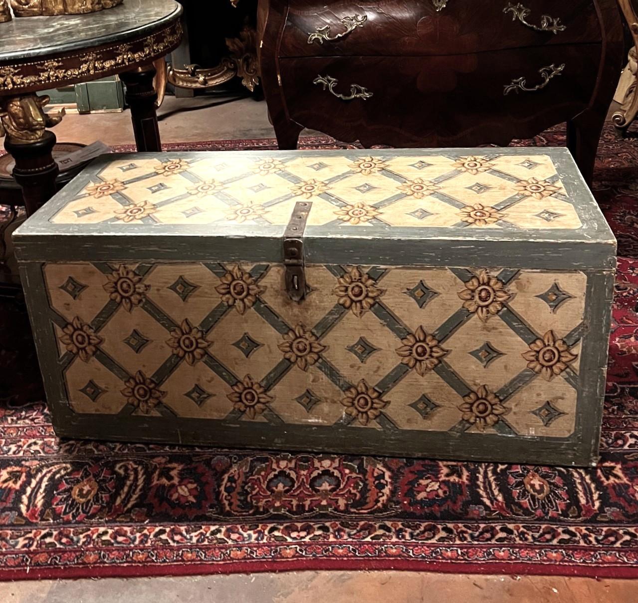 Altro Baule in legno laccato e dipinto, Toscana Italia in vendita