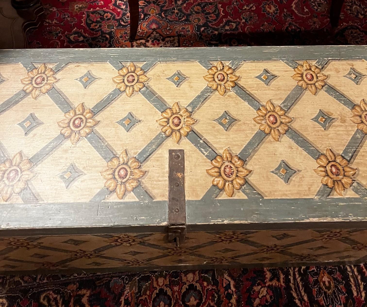 Italiano Baule in legno laccato e dipinto, Toscana Italia in vendita