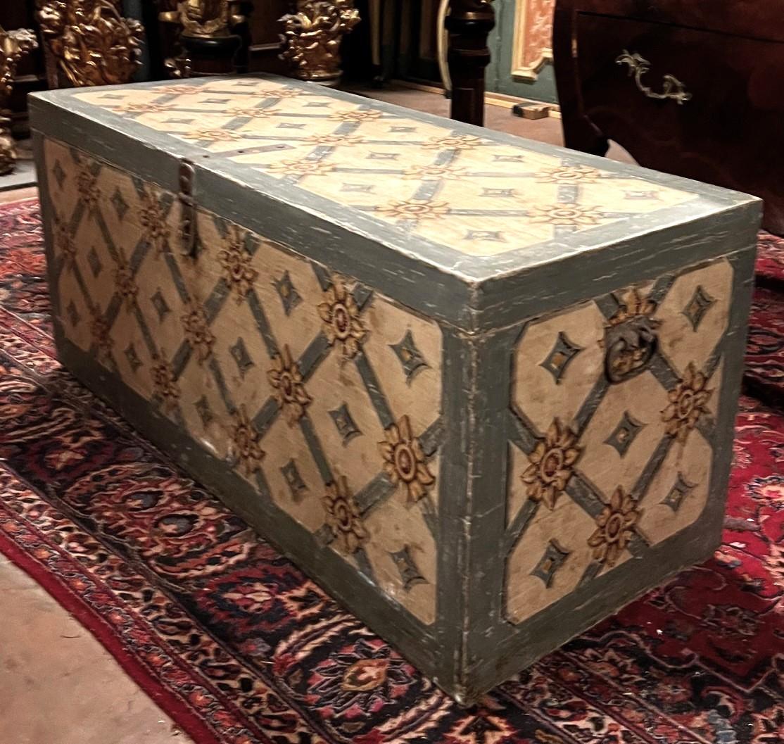 Laccato Baule in legno laccato e dipinto, Toscana Italia in vendita