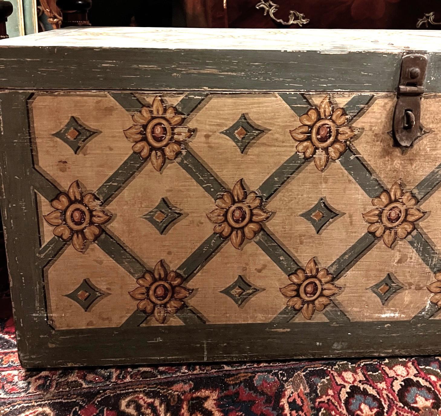Baule in legno laccato e dipinto, Toscana Italia In condizioni buone in vendita a Cuneo, Italy (CN)