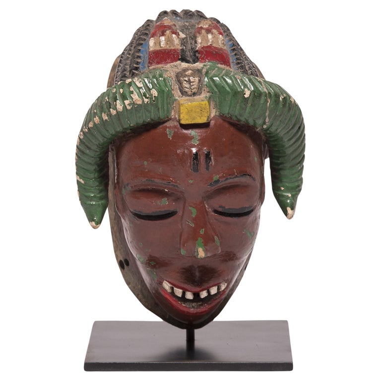 Carved Wood Miniature Baule Bush cow Mask Stand Ivory Coast Early 20th  Century For Sale at 1stDibs