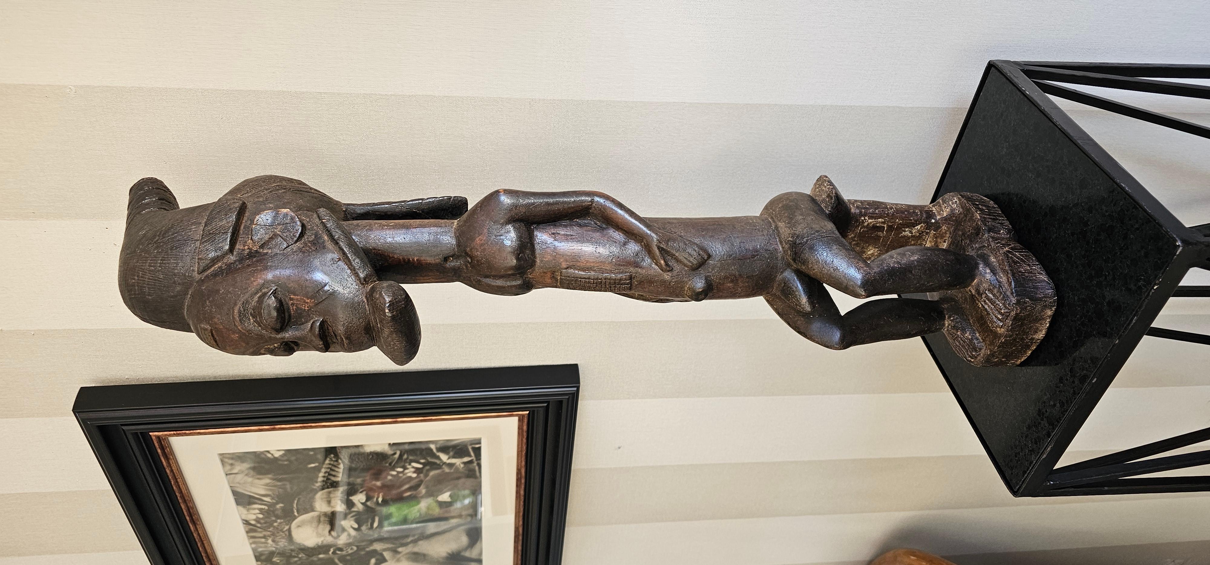 Se trata de una figura real muy fina procedente del pueblo Baule de Costa de Marfil. Esta bella escultura habría sido encargada por el pueblo para conmemorar la vida de un jefe de alto rango. Tallado en madera muy densa y bendecido ritualmente para