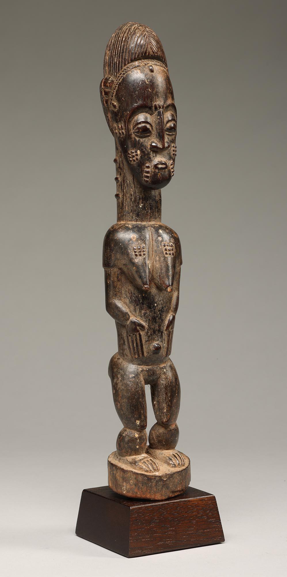 Tribale Baule Figura femminile in piedi con mani scarificate Costa d'Avorio Africa in vendita