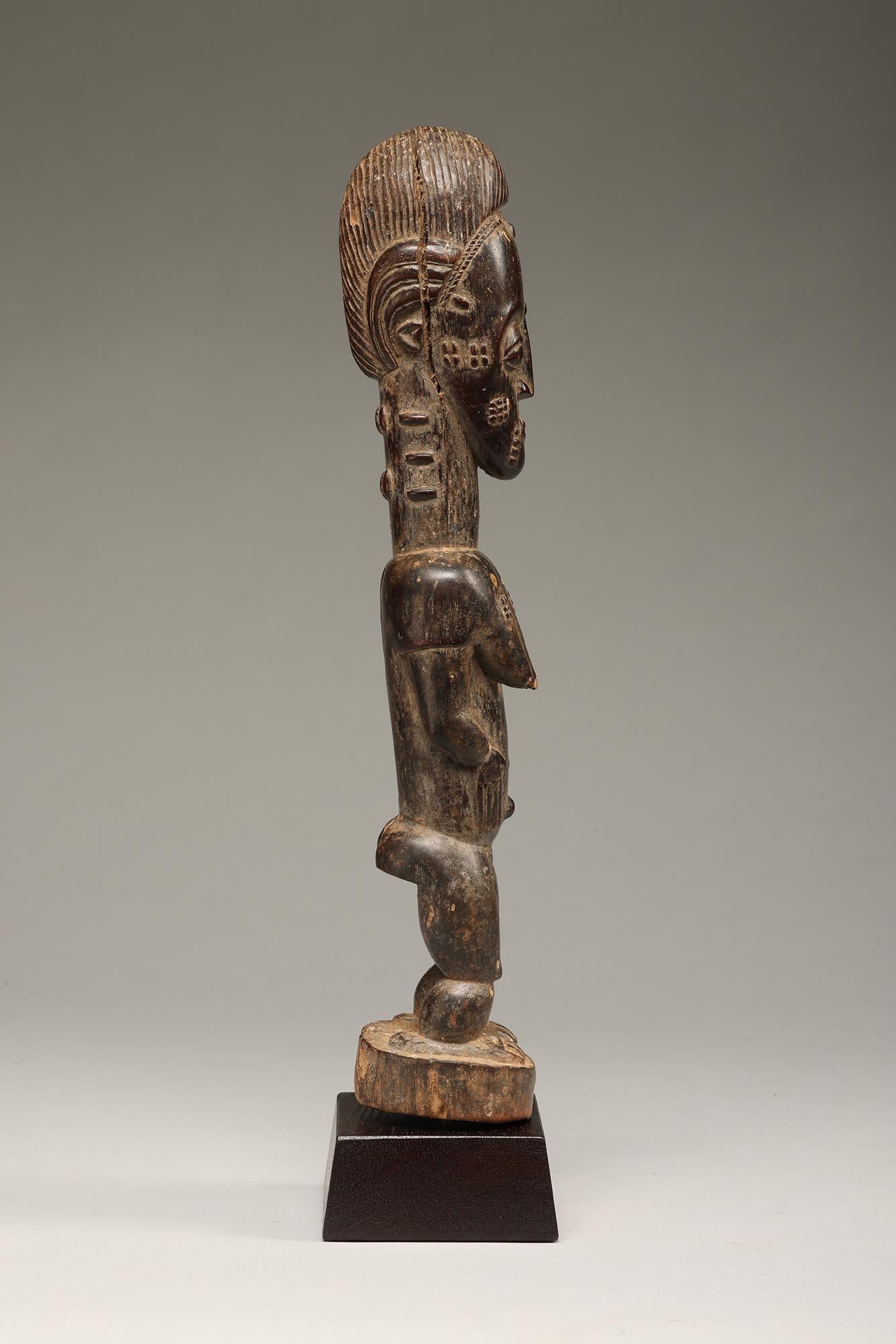Ivoriano Baule Figura femminile in piedi con mani scarificate Costa d'Avorio Africa in vendita