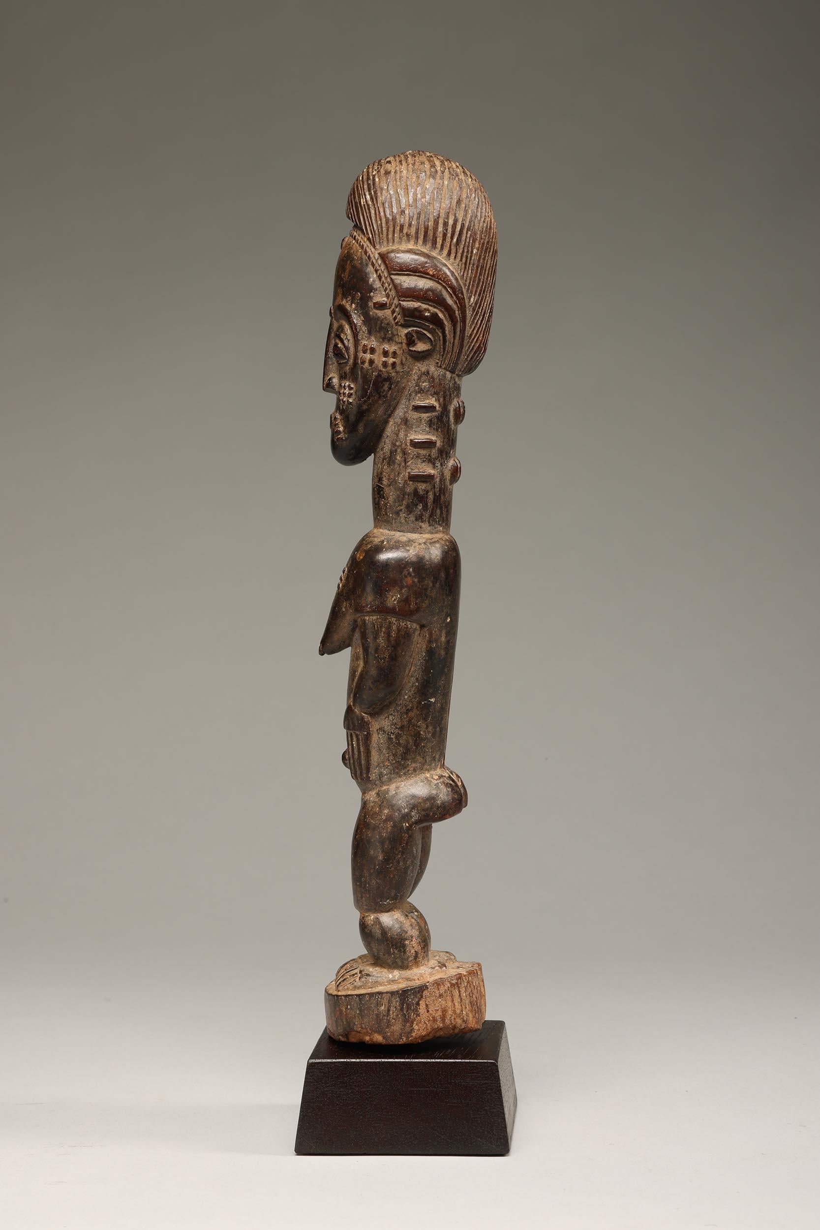 Intagliato a mano Baule Figura femminile in piedi con mani scarificate Costa d'Avorio Africa in vendita