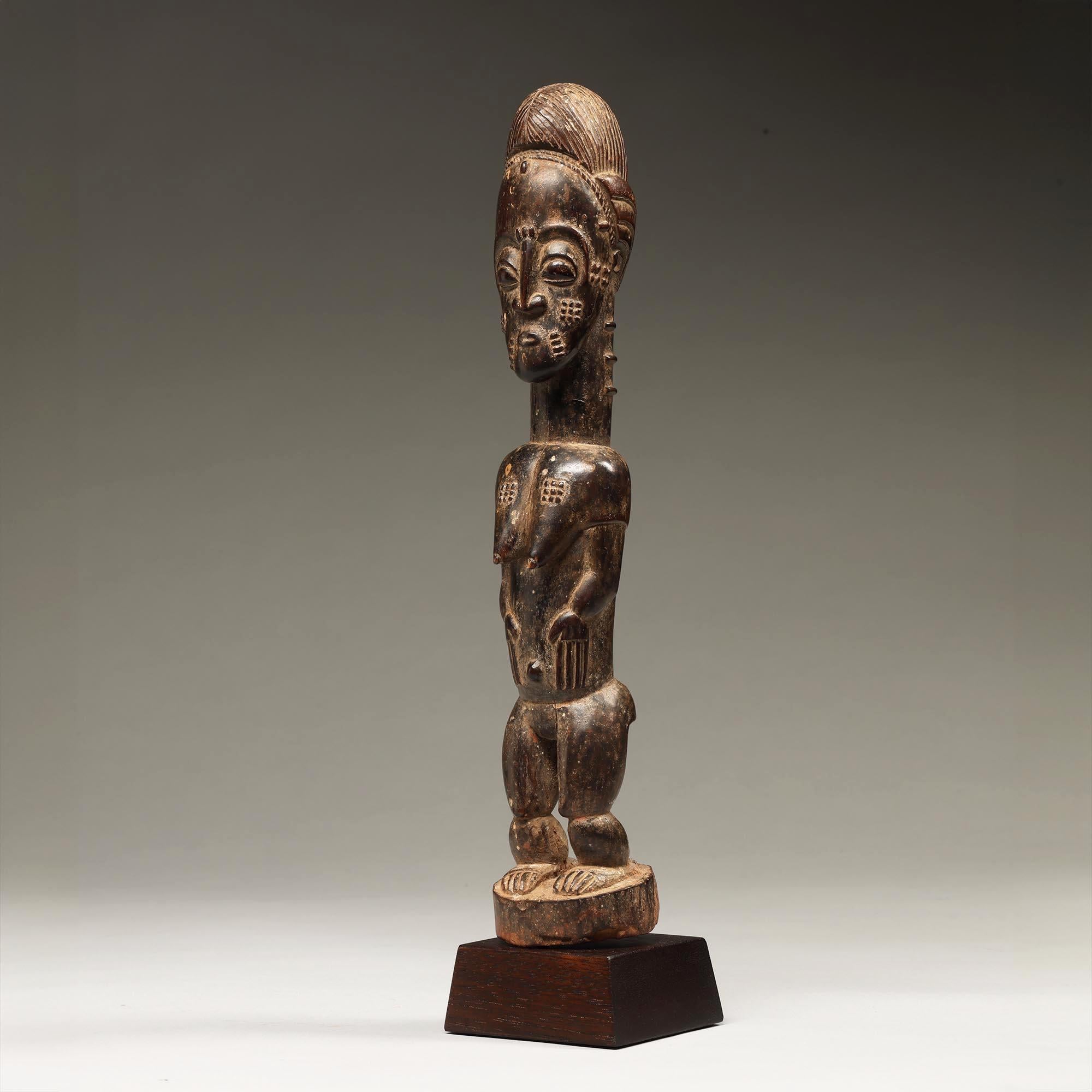 XX secolo Baule Figura femminile in piedi con mani scarificate Costa d'Avorio Africa in vendita