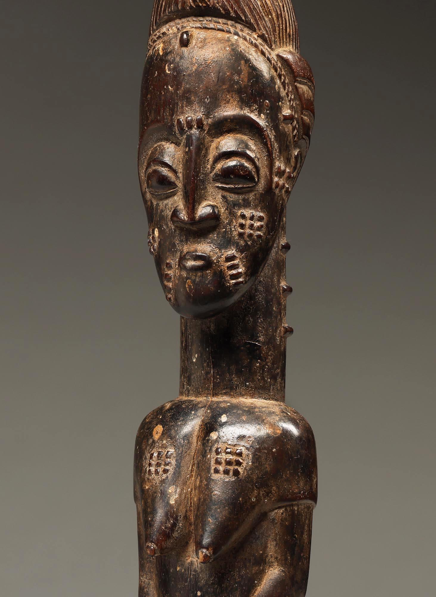 Legno Baule Figura femminile in piedi con mani scarificate Costa d'Avorio Africa in vendita