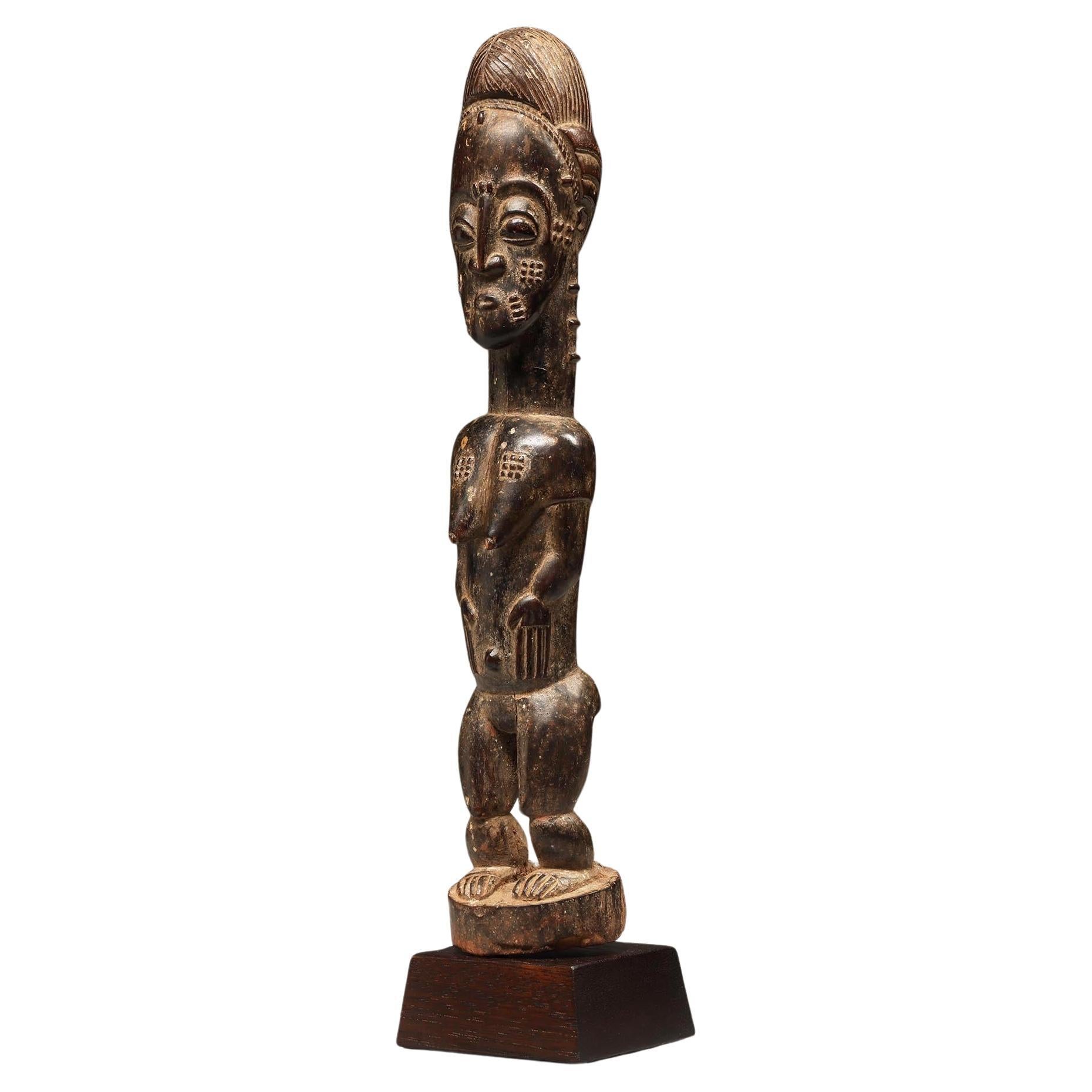 Baule Figura Femenina de Pie con Manos Escarificadas Costa de Marfil África