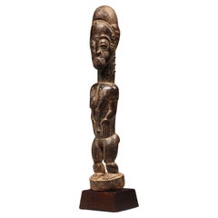 Baule Figura Femenina de Pie con Manos Escarificadas Costa de Marfil África