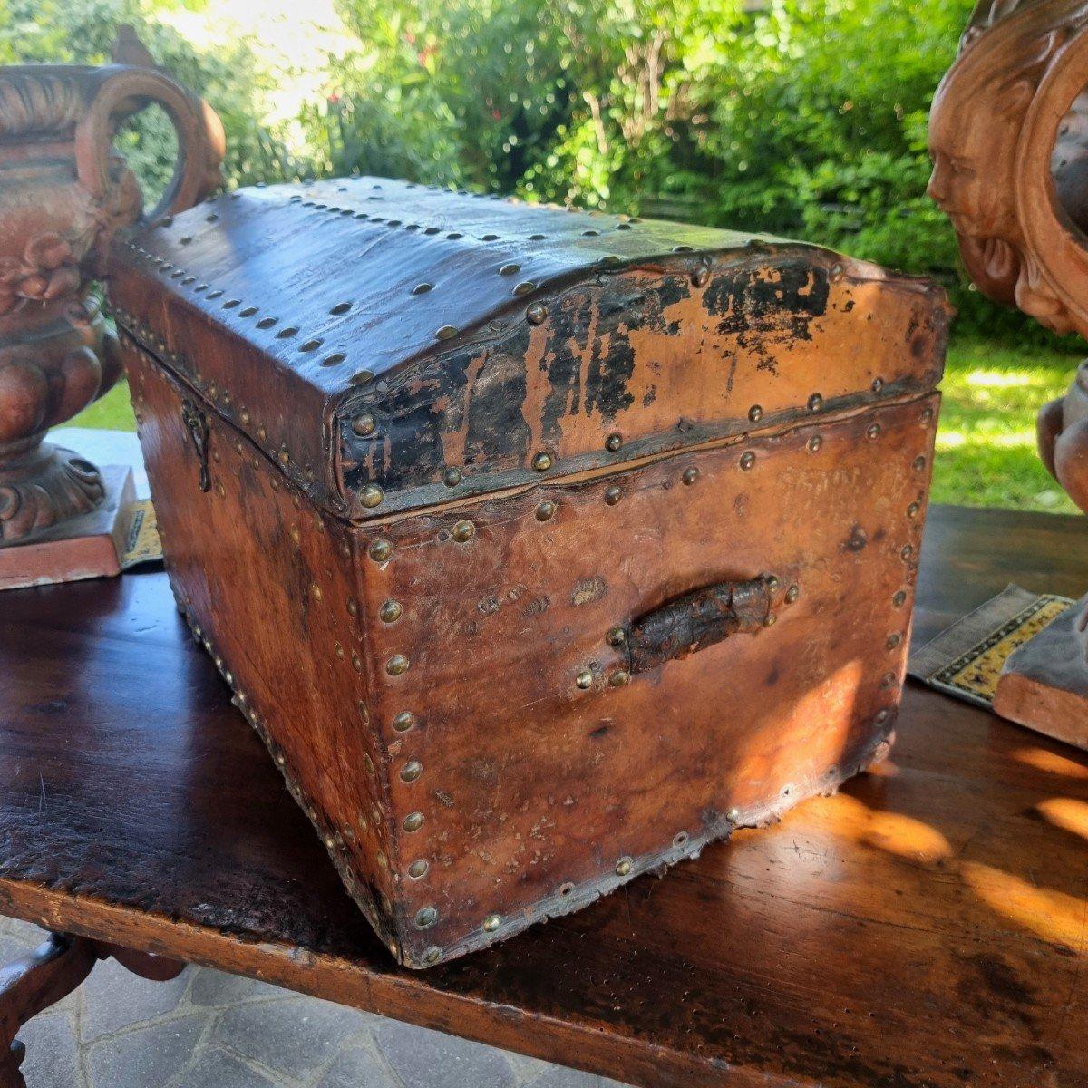 Geschichte und Stil
Der Kutschenkoffer aus dem 17. Jahrhundert aus genarbtem Leder ist ein zeitloses Stück Geschichte. In früheren Jahrhunderten als Kutschenstiefel verwendet, verleiht er heute jedem Raum einen Hauch von Vintage-Charme.
Wertvolle