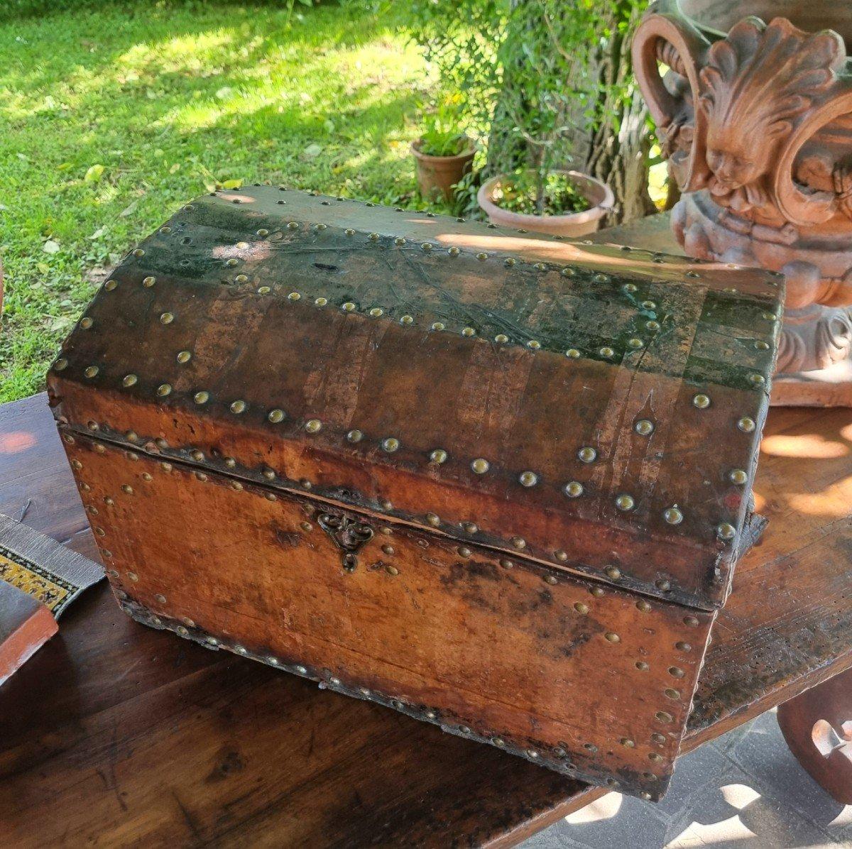 Beschlagener Lederkoffer aus dem 17 (Mid-17th Century) im Angebot