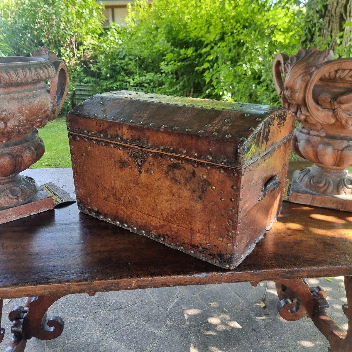 Beschlagener Lederkoffer aus dem 17 im Angebot 3