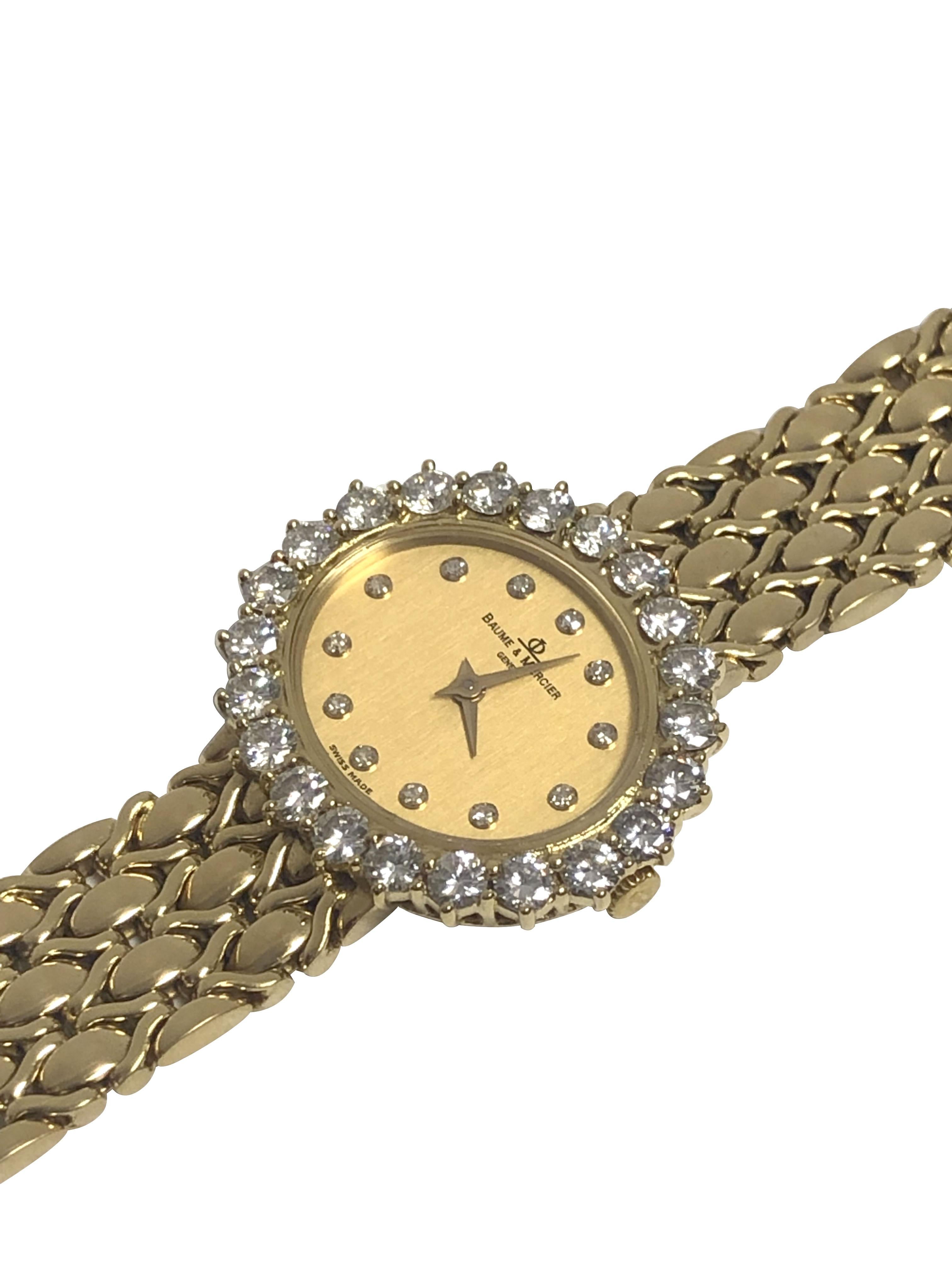 Circa 1990er Baum & Mercier Damen Armbanduhr, 27 X 24 M.M. 2 Stück 18k Gelbgold Gehäuse mit einer Lünette aus runden Brillantschliff Diamanten insgesamt 1,75 Karat Quarzwerk, Gold Zifferblatt mit Diamanten gesetzt Marker. 1/2 Zoll breite integrierte