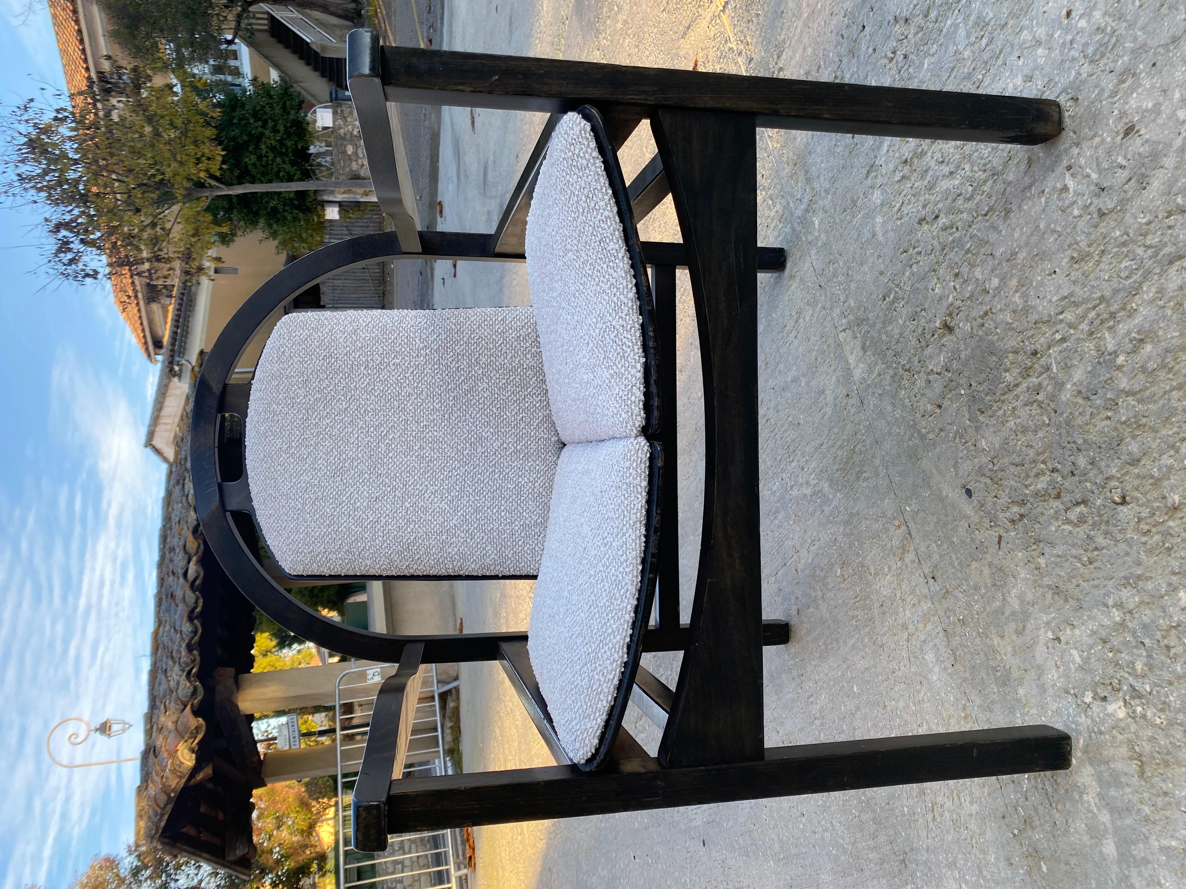 Poltrona Baumann
Faggio tinto nero e tessuto bouclette grigio beige 
Ottime condizioni
Circa 1950
L. 60 x P. 62,5 x H. 85,5 cm 
490 euro 