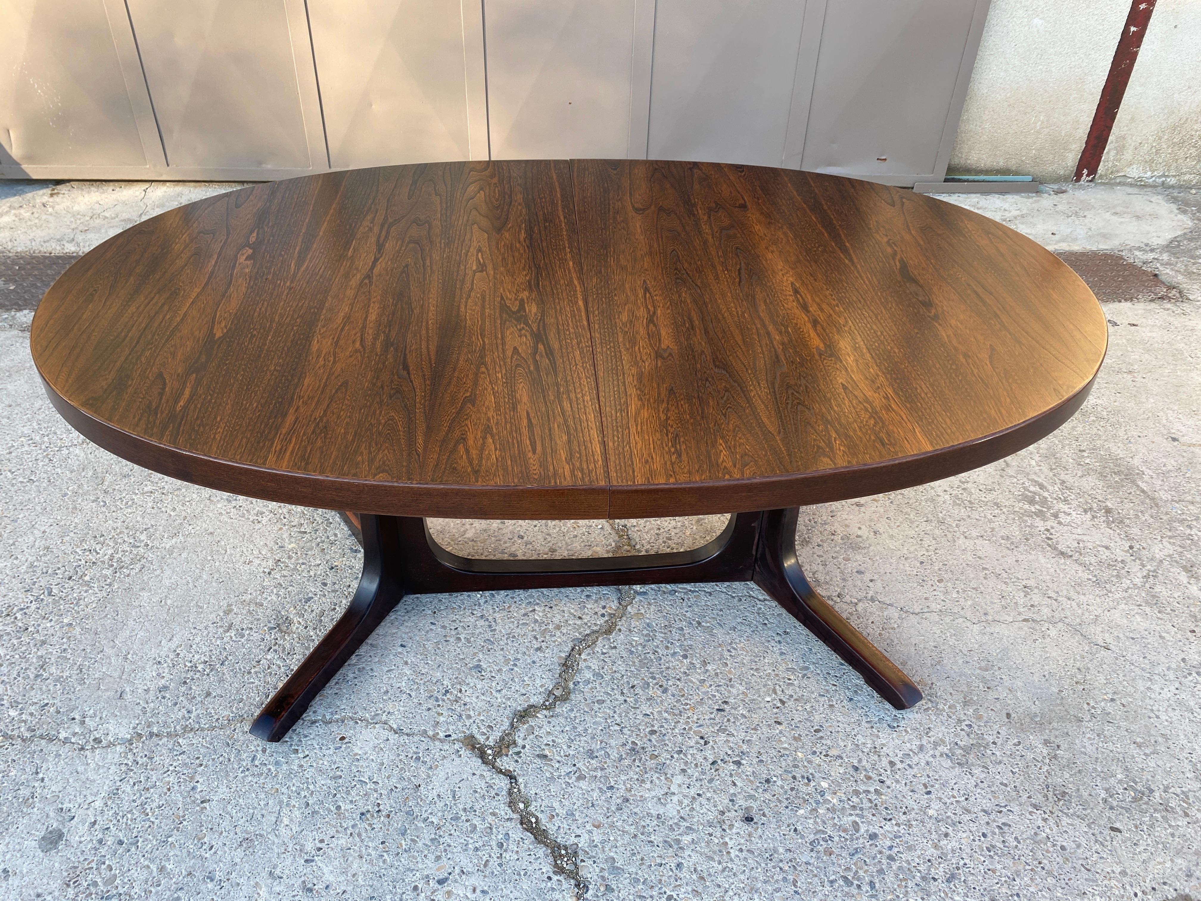 Baumann oval table in extensible wood from the 60's. Dimensions closed: height 74cm, depth 109, width 166. Dimensions open (2 extensions of 45 cm): total 256 cm.