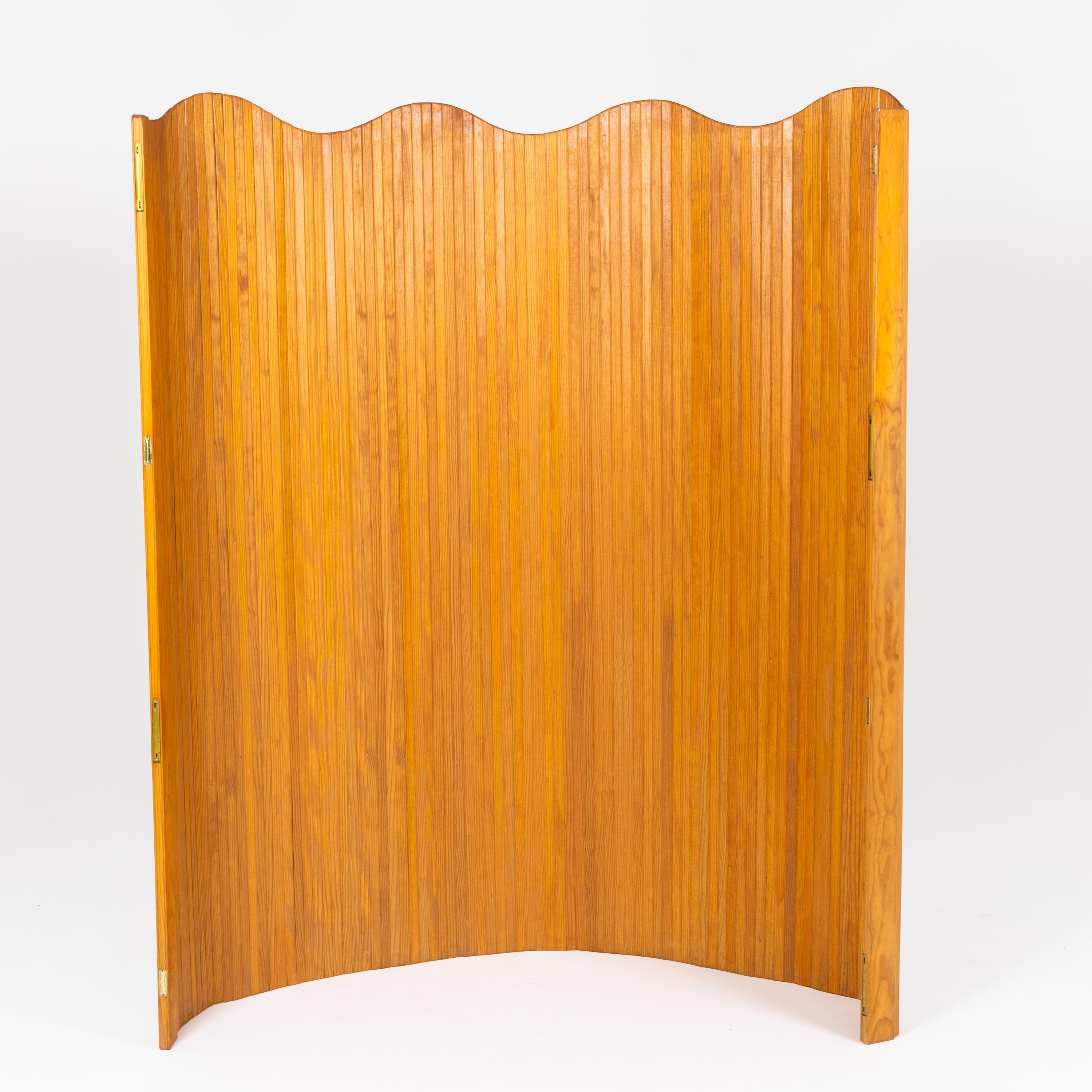 Large, scalloped room divider or screen made of individual slats by Baumann Fils & Cie, Paris. The blind-like construction allows the screen to be placed in different shapes. Inscribed on a plaque.
  