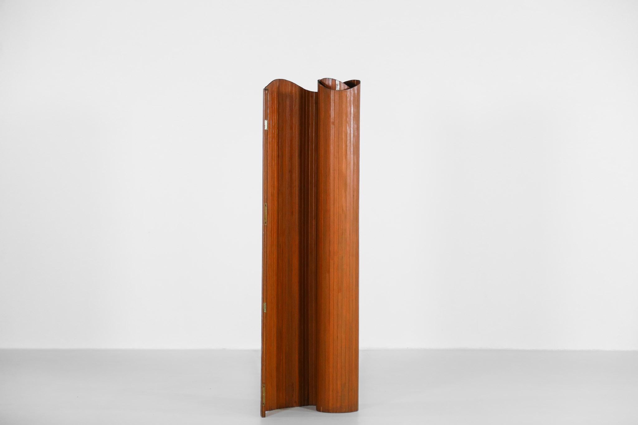 Baumann room divider (floor screen) from France.
Made of pine, it an be articulated in all direction
Baumann label
Nice patina.