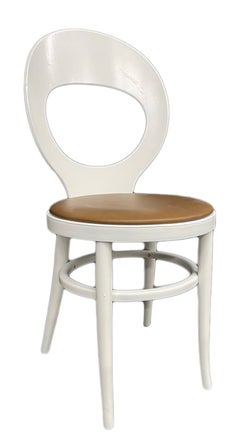 Ensemble de 6 chaises peintes en bois cintré avec sièges en cuir Baumann