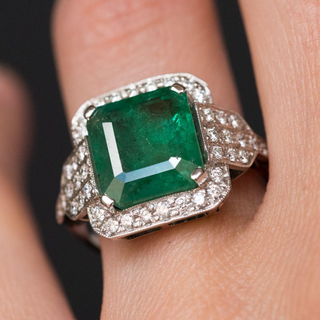 Baume 4.65 Carat Emerald Diamond Gold Ring In New Condition In Poitiers, FR