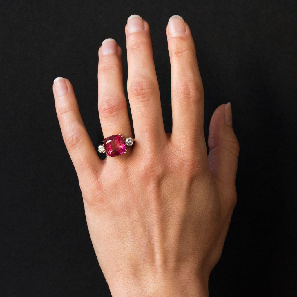 Baume's Creation - Unique piece.
Ring in 18 karats yellow and white gold, eagle's head hallmark.
Sublime creation ring, it is set with an imposing pink and bright cushion cut tourmaline shouldered on either side of 2 brilliant- cut diamonds set with