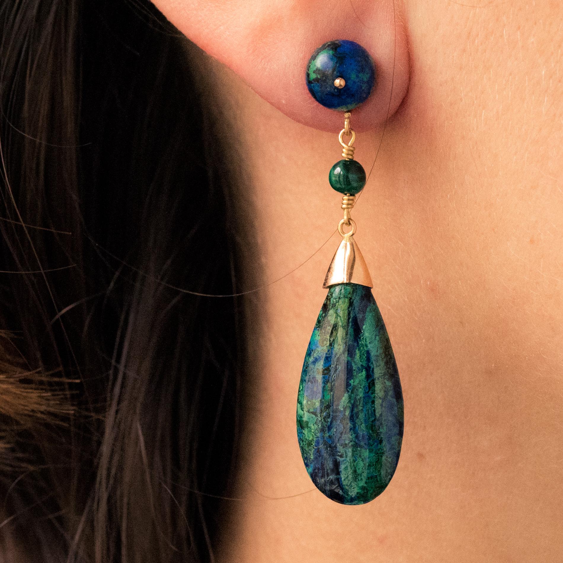 Baume Creation - Unique piece.
Earrings in 18 karat yellow gold.
Long drop earrings, each one is made of an azurmalachite pearl pierced with a gold nail which holds a malachite pearl in the pendulum, itself supporting a flat drop of azurmalachite.