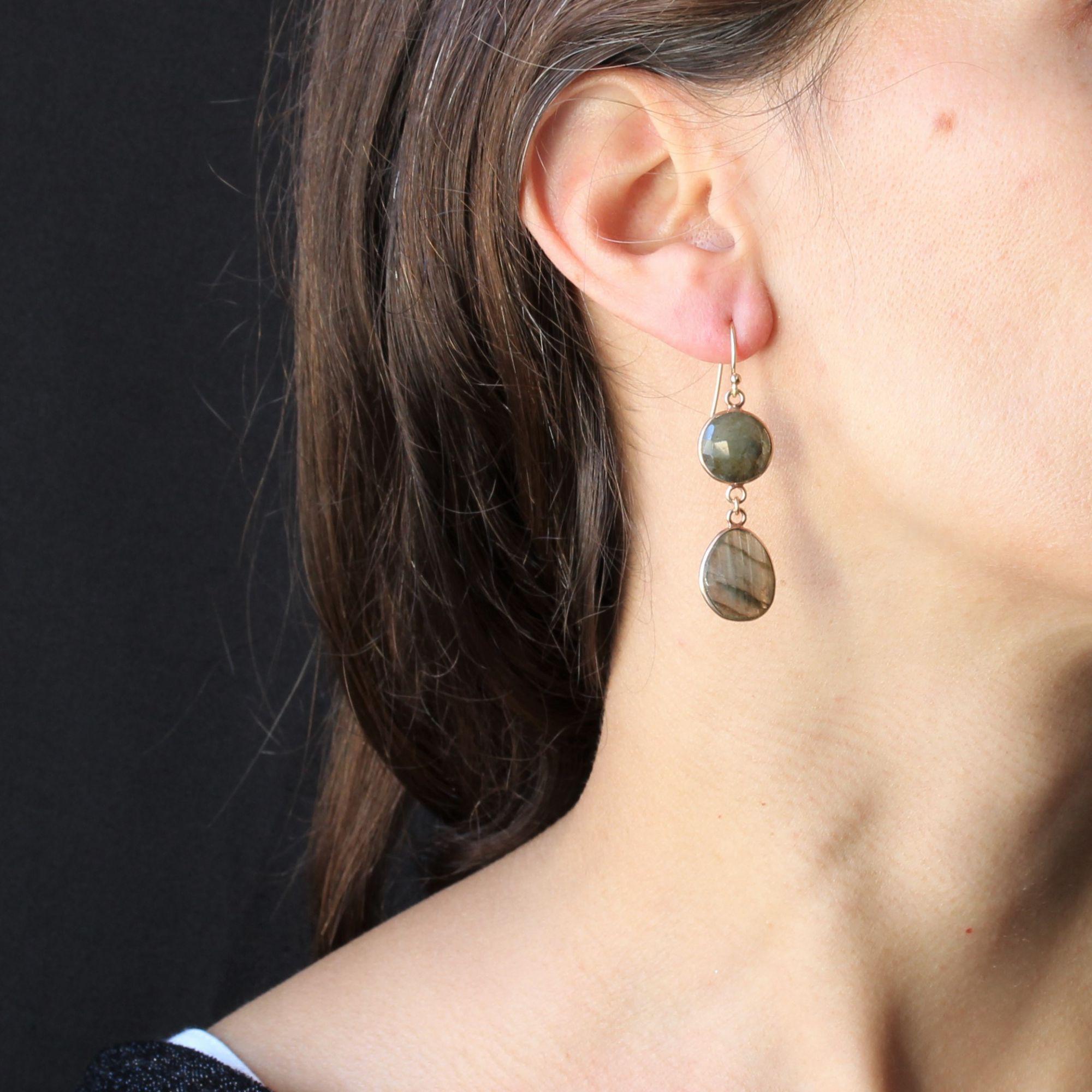 Creation Baume - Unique piece.
For pierced ears.
Earring in 18 karat rose gold, and vermeil.
Each earring is made of a round briolette-cut labradorite which holds in tassel the same pear-shaped gem of the same cut.
Height : 5 cm, width at the widest