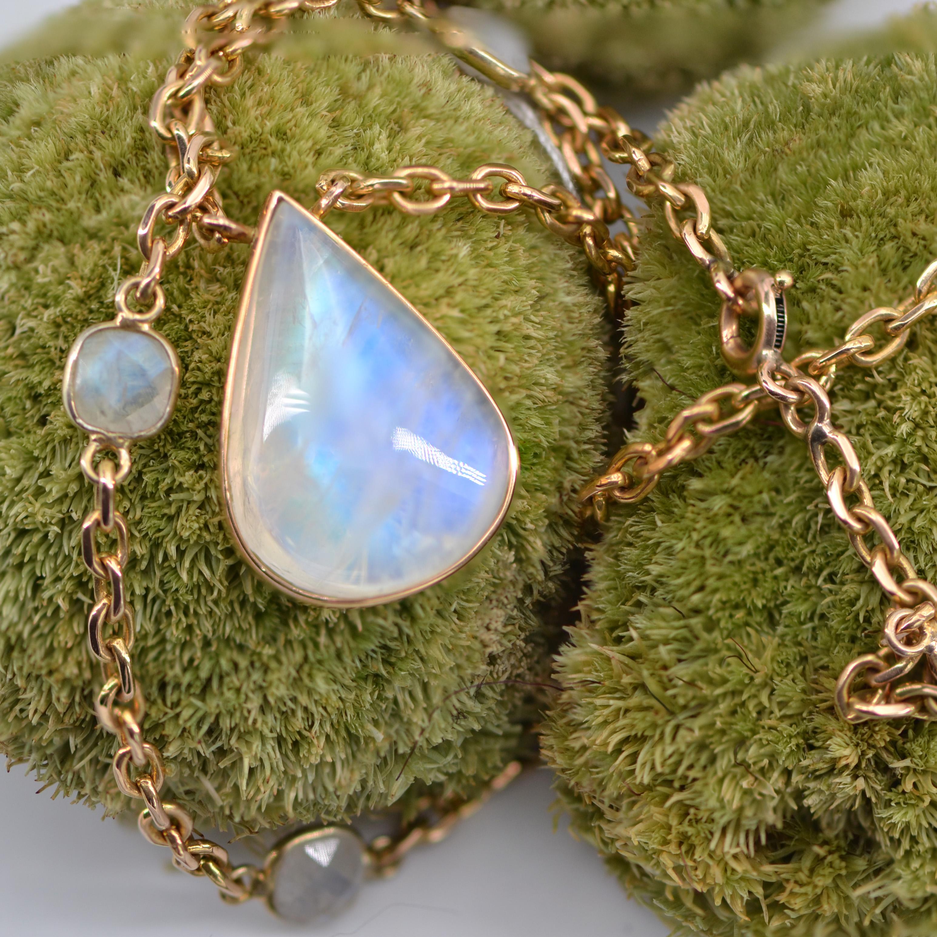 Baume Creation Labradorite 18 Karat Yellow Gold Necklace For Sale 9