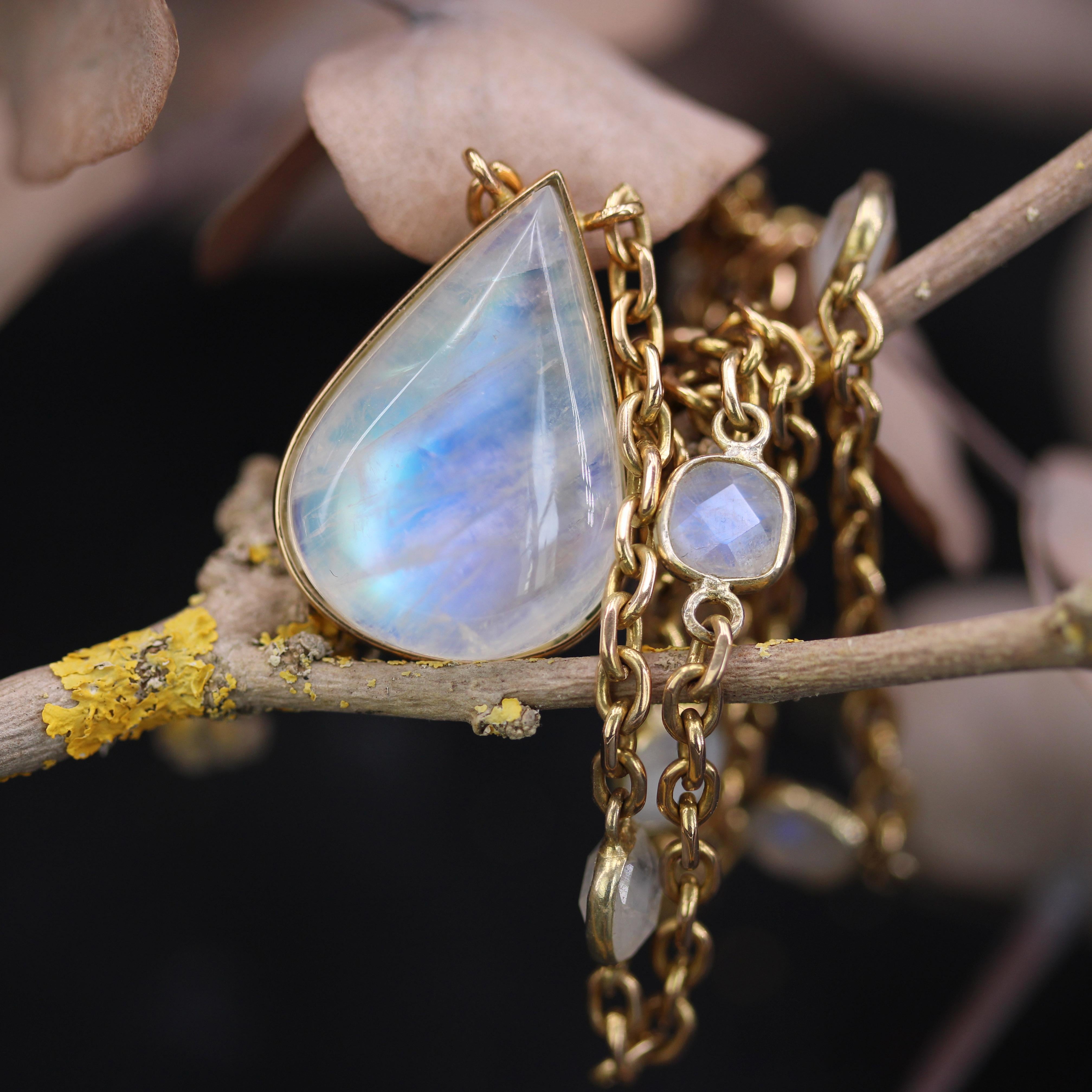 Taille briolette Collier en or jaune 18 carats avec labradorite Baume Creation en vente