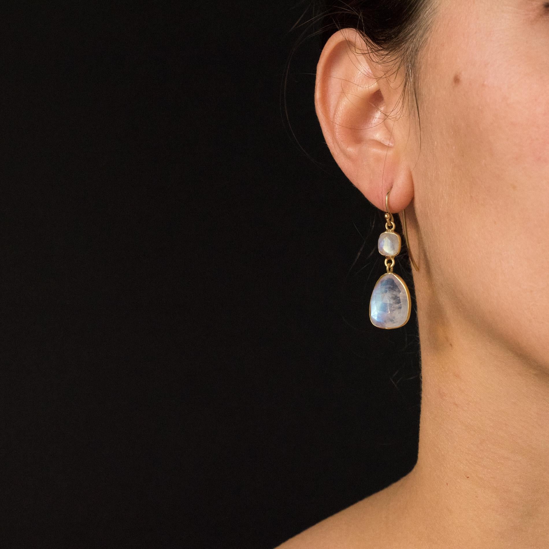 For pierced ears.
Baume Creation - Unique piece.
Pair of earrings in 18 karats yellow gold.
Each earring is adorned with a briolette cushion-sized moonstone that supports an asymmetrical pear briolette. The hanging system is gooseneck.
Total weight